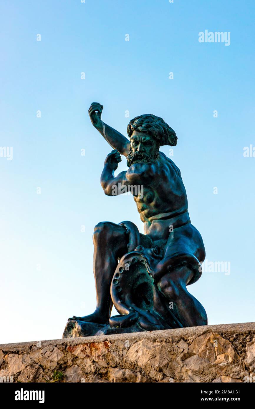 Saint Jean Cap Ferrat, Frankreich - 3. August 2022: Poseidon Le Statue neben dem Phare Leuchtturm am südlichen Felsenufer des Cape Cap Ferrat an der französischen Riviera Stockfoto