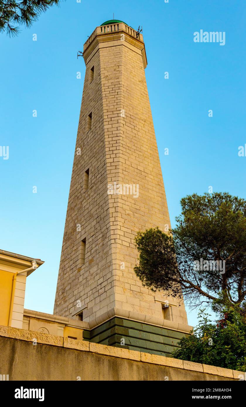 Saint Jean Cap Ferrat, Frankreich - 3. August 2022: Leuchtturm Le Phare am südlichen Felsenstrand des Kaps Cap Ferrat an der französischen Riviera des Mittelmeers Stockfoto