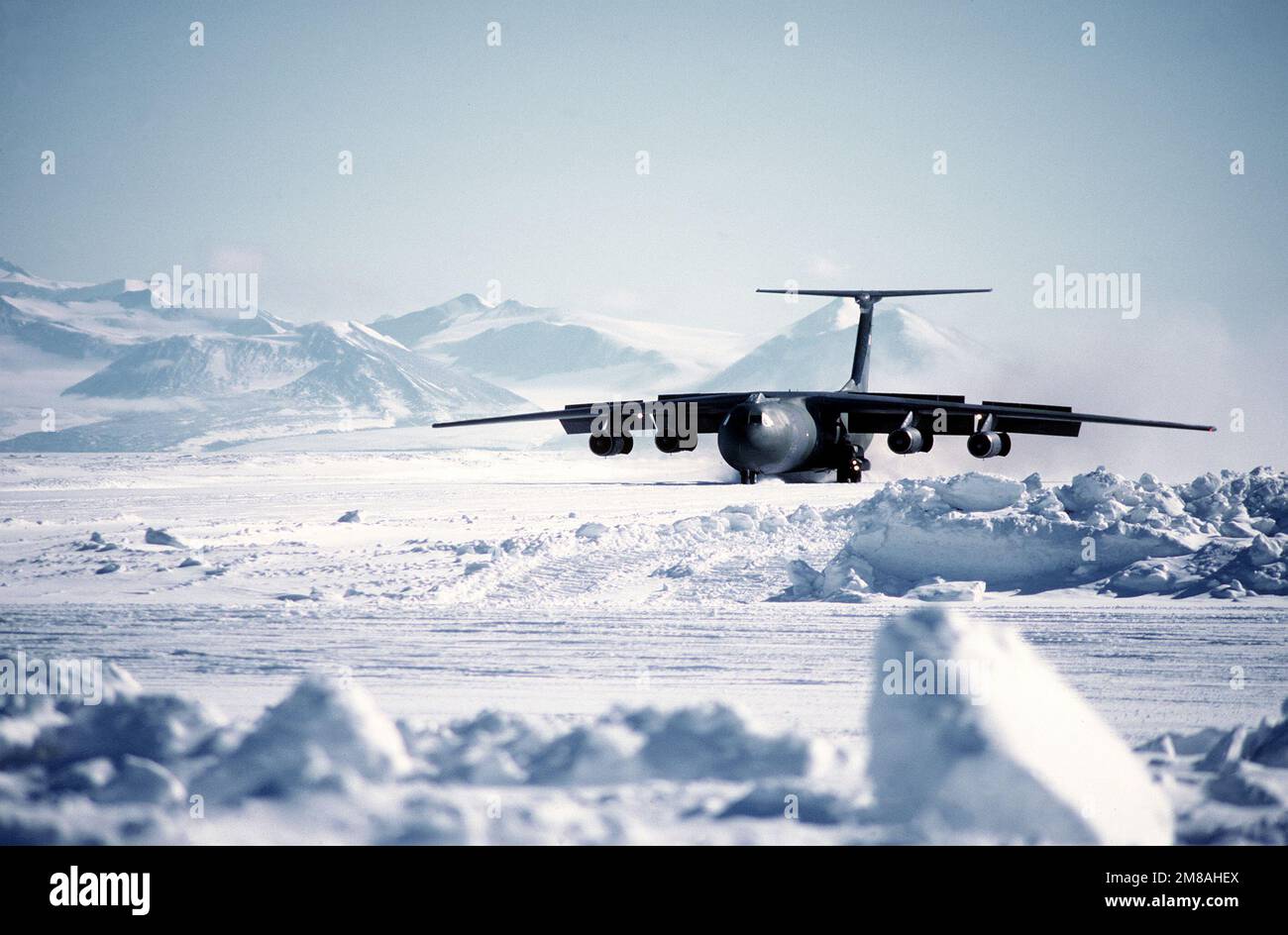 Ein 7. Militärfluggeschwader C-141B Starlifter-Flugzeug rollt auf dem Eis des gefrorenen Ross-Meeres zum Stillstand. Das Flugzeug liefert eine Ladung Vorräte an die Station, vor allem einen 20.150-Pfund-Tank mit flüssigem Helium, der von Forschern der National Science Foundation verwendet wird, die kosmische Hintergrundstrahlung untersuchen. Land: Antarktis (ATA) Stockfoto