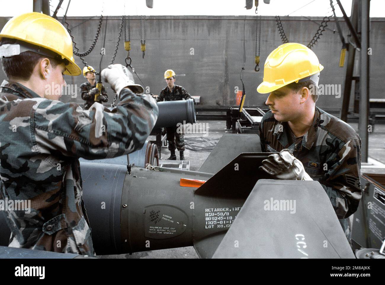 AMN Randall Cramer und SGT Steve Snyder befestigen eine Heckscheibenbremse an einer Mark 84-Bombe. Basis: RAF Upper Heyford Country: England / Großbritannien (eng) Stockfoto