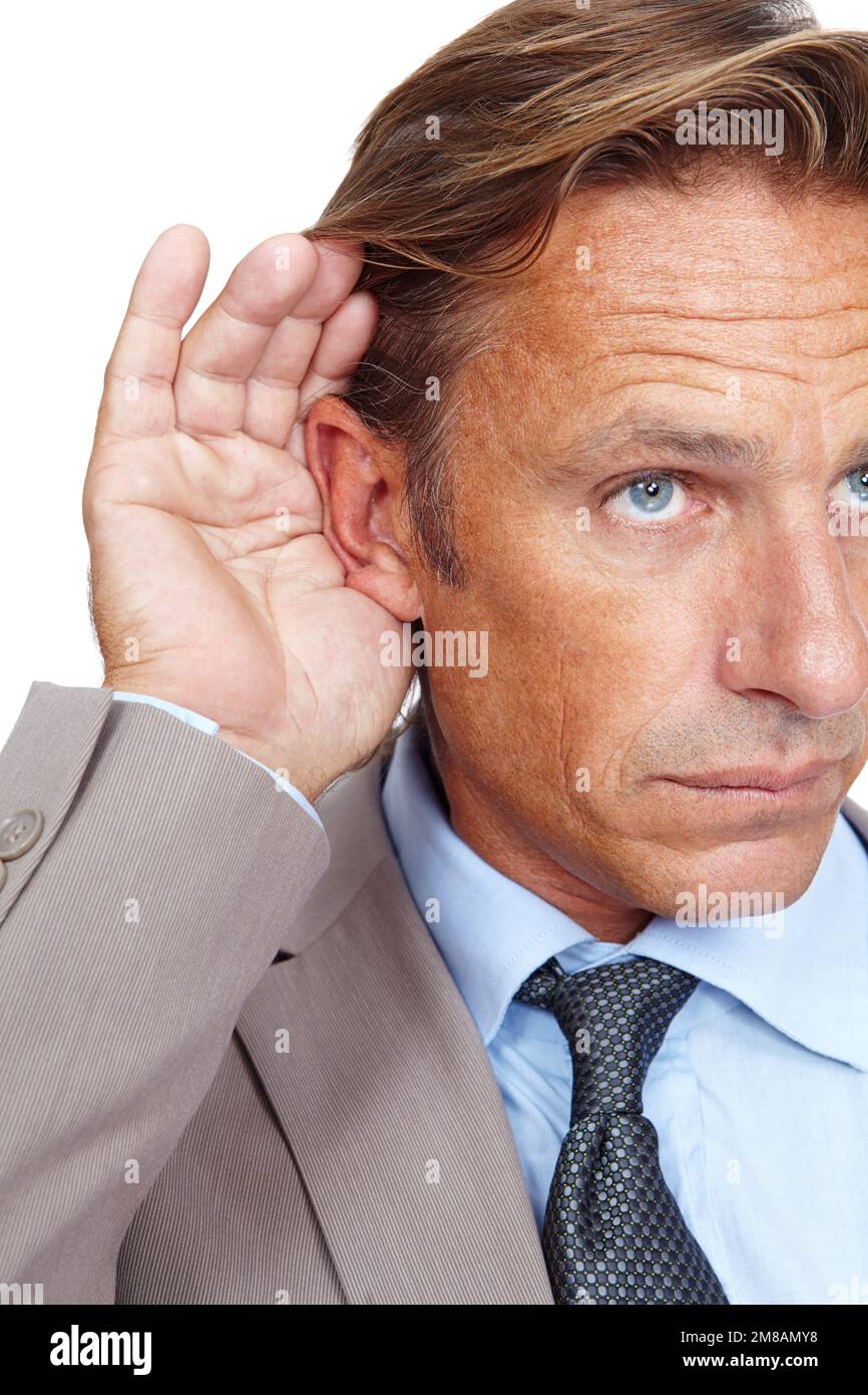 Hören Sie Geheimnisse und Geschäftsleute, die ihr Ohr in einem Studio halten, während sie einem Flüstergespräch zuhören. Kommunikation, Zuhören und männliches Firmenmodell Stockfoto