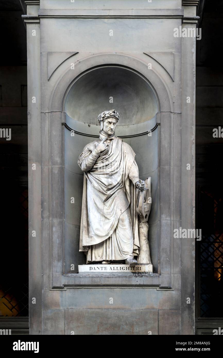 Statue des italienischen und florentinischen Dichters Dante Alighieri, Autor der „Göttlichen Komödie“, in einer Nische des Loggiato der Uffizien, Florenz, Toskana, Italien Stockfoto