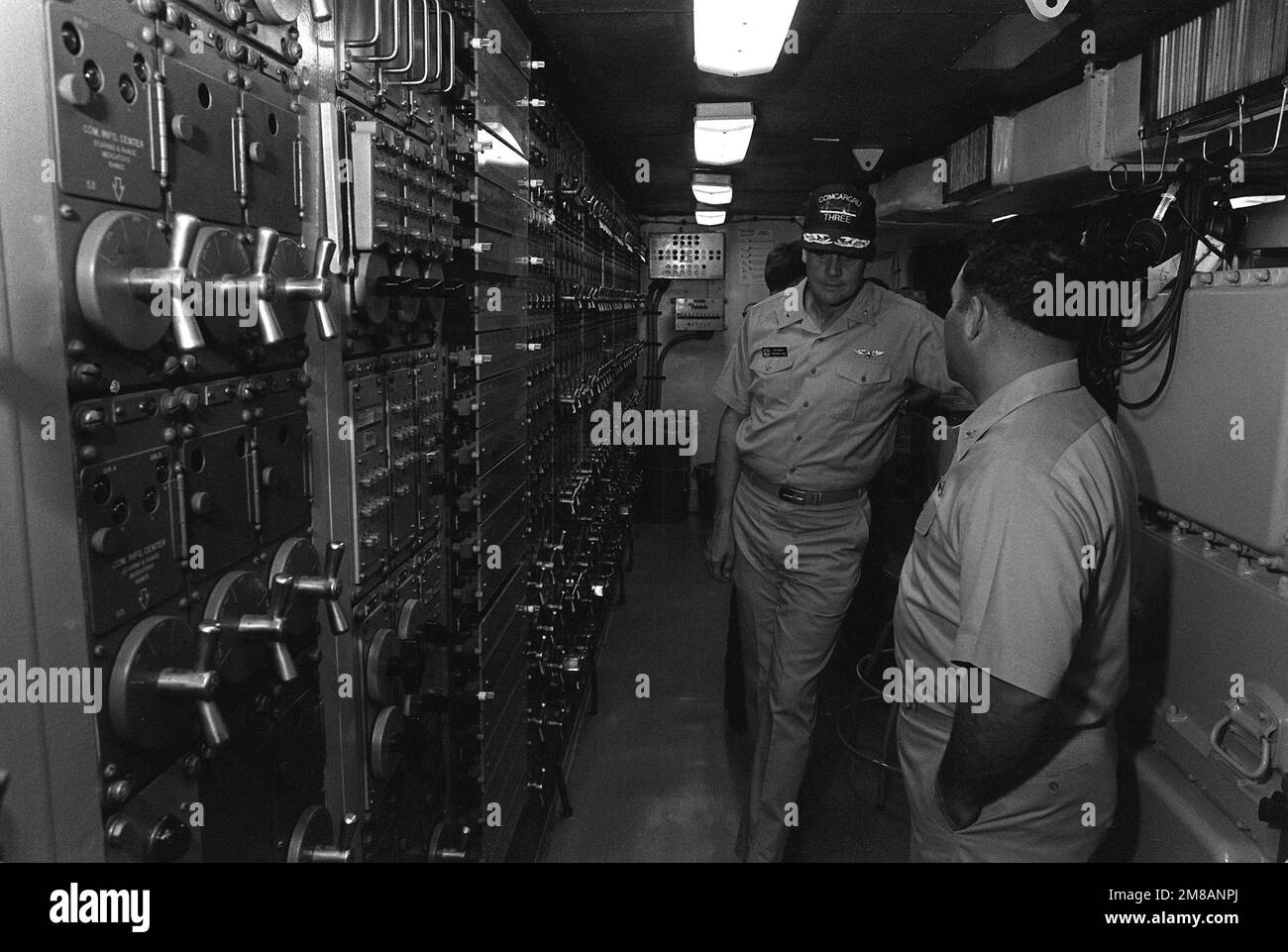 HAUPTMANN. Joe Lee Frank, Left, Executive Officer des Schlachtschiff USS MISSOURI (BB-63), rechts, erläutert die Funktionen der Mark II Schalttafel an Rear ADM (untere Hälfte) Daniel P. March, Commander, Carrier Group Three, während der Inspektionsrundfahrt des Schiffs im März. Die Ausrüstung befindet sich im hinteren sekundären Plotterraum des MISSOURI. Land: Pazifik (POC) Stockfoto