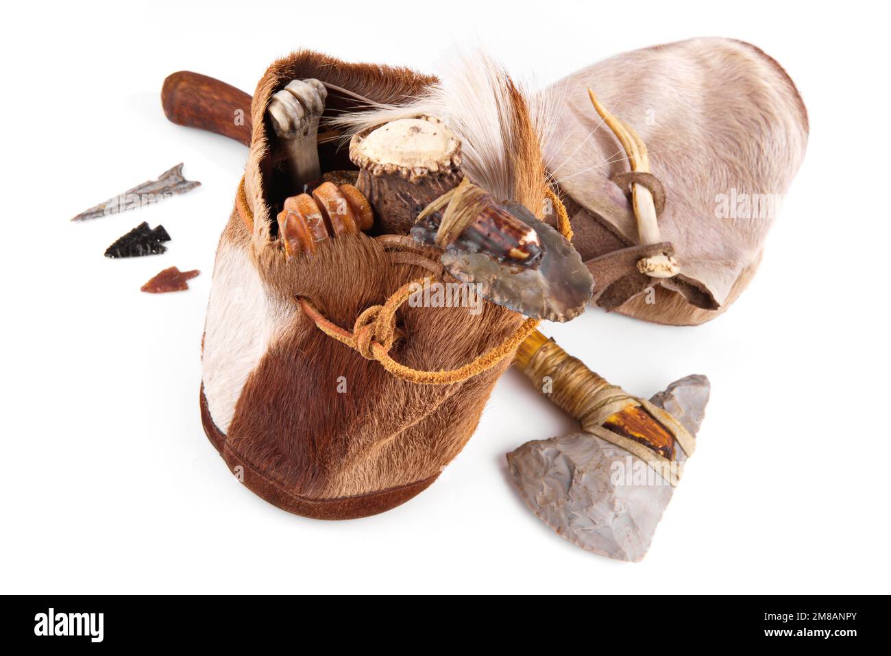 Steinzeit-Handtasche mit Cavemen Ax und Tools auf weißem Hintergrund Stockfoto