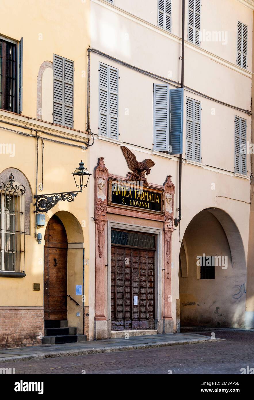 Fassade des alten Apothetikers St. John, ehemalige historische Apotheke, heute ein Museum, im Stadtzentrum von Parma, in der Abtei San Giovanni Evangelista. Stockfoto