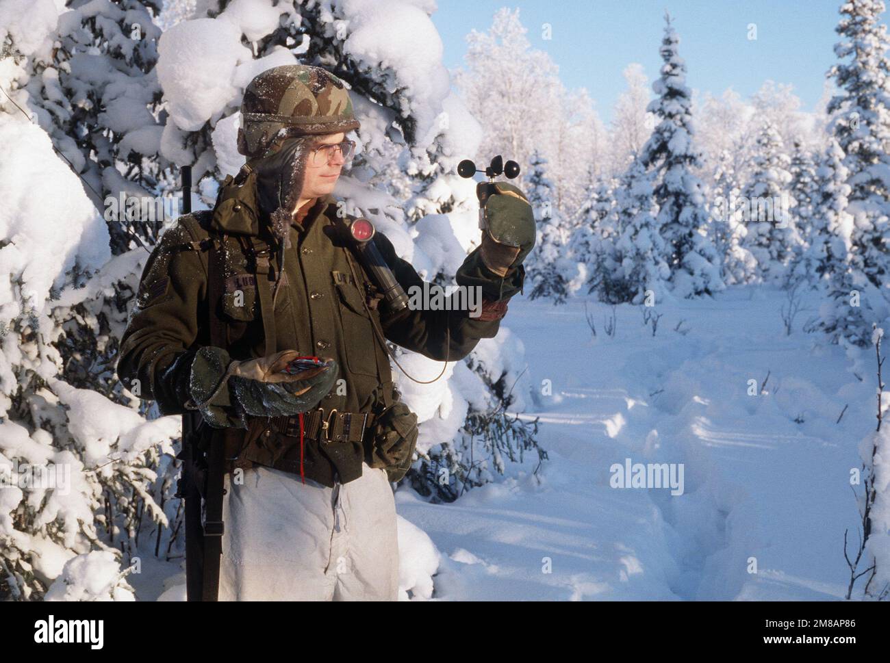 SGT Ernest Luoma, Einheit 4, 11. Wetterschwadron, verwendet ein Anemometer, um die windgeschwindigkeit an einem Hang nahe Fort Richardson während der gemeinsamen Serviceübung Brim Frost '89 zu messen. Betreff Betrieb/Serie: BRIM FROST '89 Land: Vereinigte Staaten von Amerika (USA) Stockfoto
