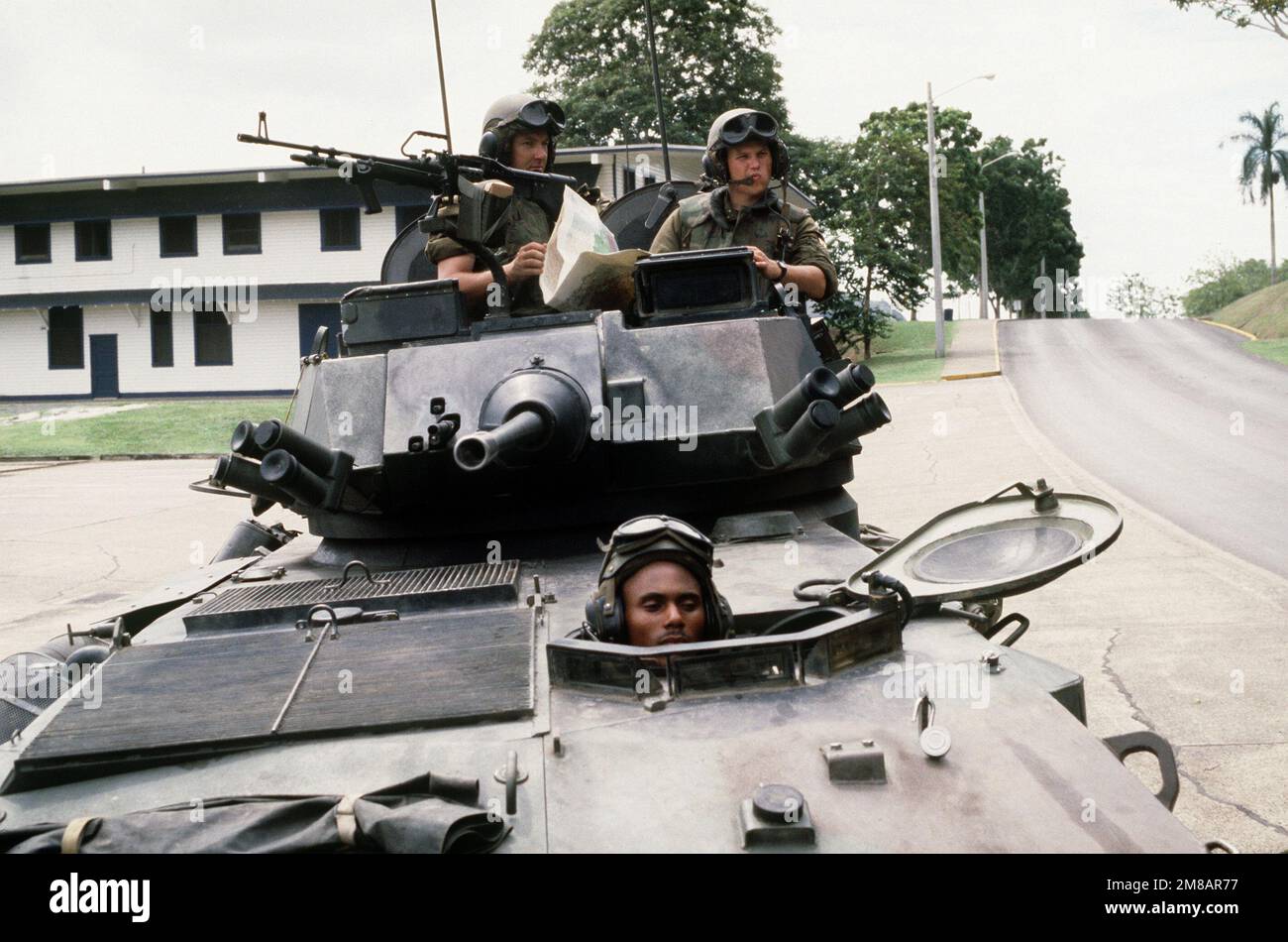 Die Besatzung eines leichten gepanzerten Marine LAV25-Fahrzeugs (LAV) macht eine Pause, während der Fahrzeugkommandant eine Karte prüft. Land: Panama (PAN) Stockfoto