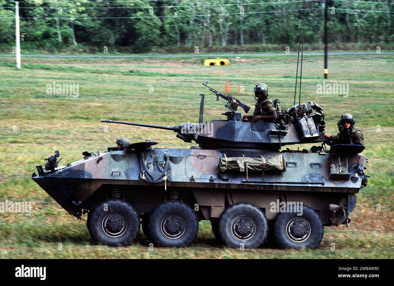 Ein leichtes gepanzertes Marine LAV-25 Fahrzeug (LAV) überquert ein Feld, um auf eine Straße zu gelangen. Land: Panama (PAN) Stockfoto
