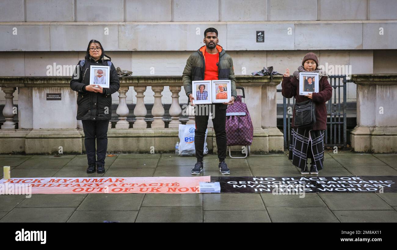 London, Großbritannien. 12. Januar 2023. Drei Demonstranten, die Fotos von vom Regime in Myanmar (ehemals Birma) hingerichteten Demokratieaktivisten halten, stehen für eine Nachtwache vor dem Außenministerium in London. Sie fordern, dass das Vereinigte Königreich den birmanischen Militärattaché, Captain Soe Aung, aus dem Vereinigten Königreich ausweist. Kredit: Imageplotter/Alamy Live News Stockfoto