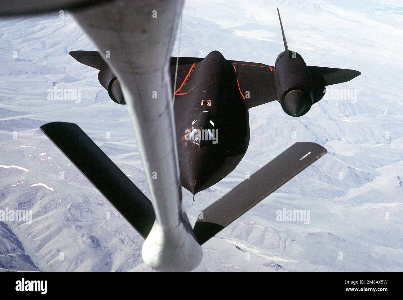 Ein strategisches Aufklärungsflugzeug SR-71a verbindet sich mit der Droge eines KC-135Q-Betankungsflugzeugs. Die SR-71 ist inoffiziell als Blackbird bekannt. Land: Unbekannt Stockfoto