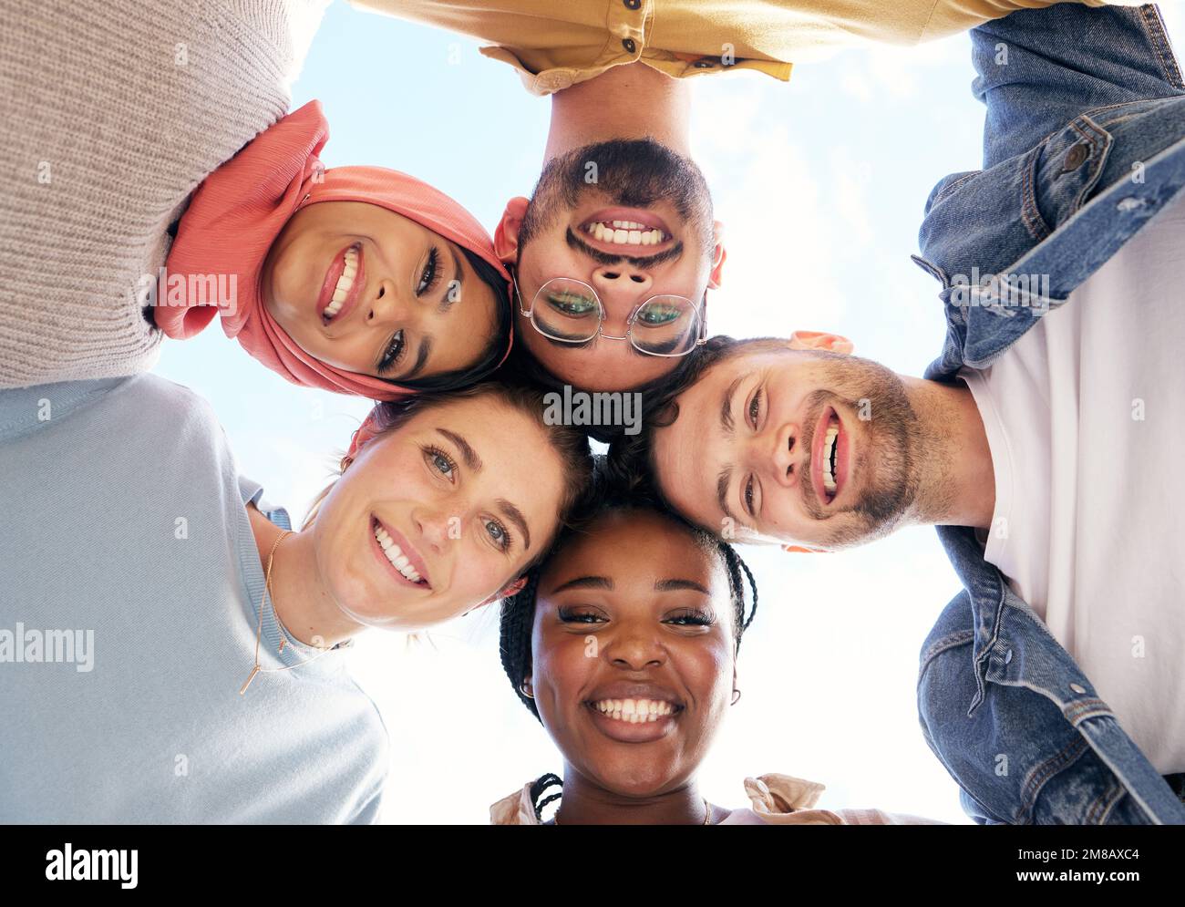 Diversität, Porträt oder glückliche Schüler in Zusammenkünften oder Bildungsgemeinschaften, um gemeinsam Erfolg zu haben. Leiter, Teamarbeit oder Schulfreunde an der Universität Stockfoto