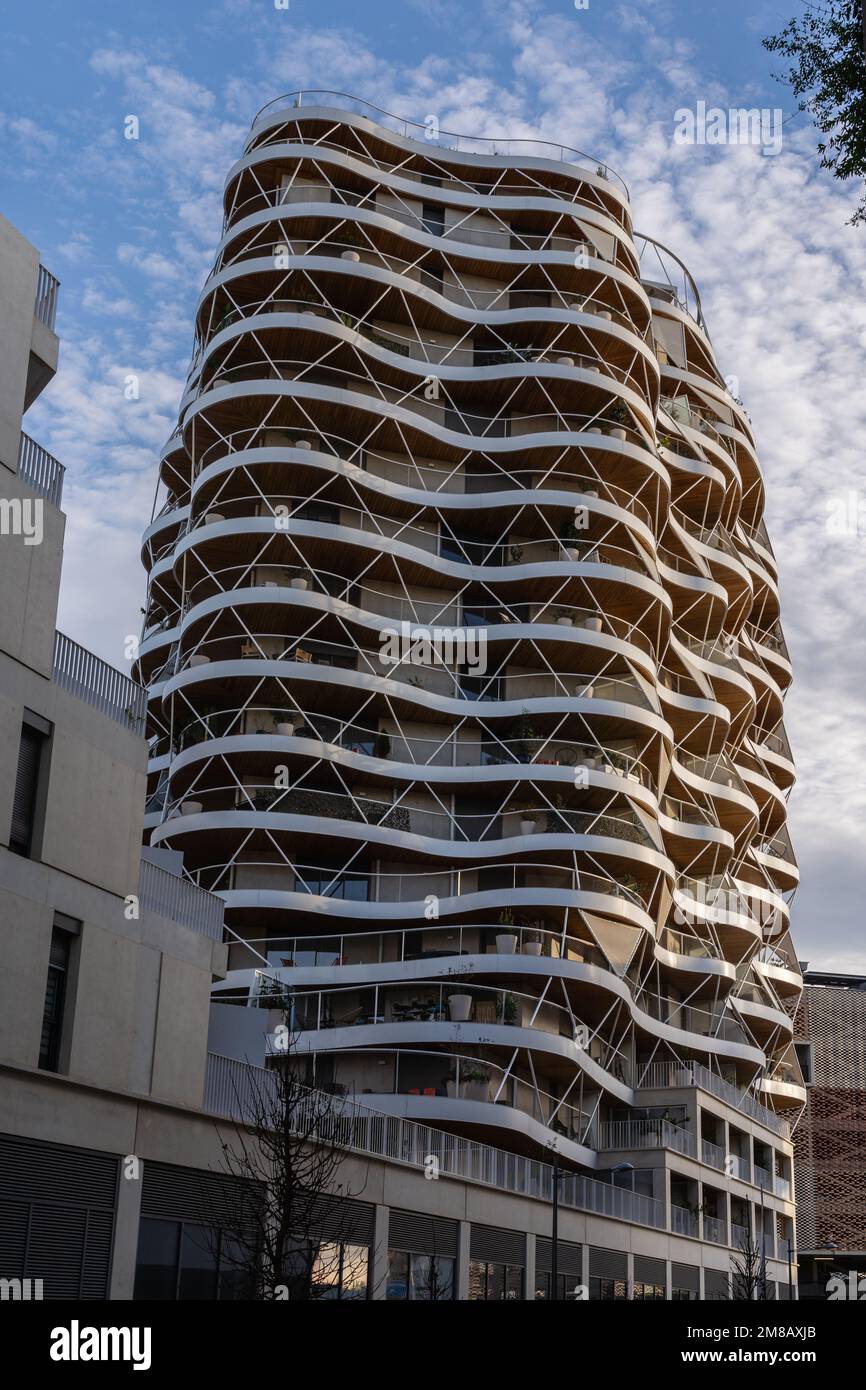 Montpellier, Frankreich - 01 12 2022 : Vertikale Ansicht des modernen Wahrzeichens Higher Roch Condominium mit futuristischer Architektur von Xavier Gonzalez Stockfoto