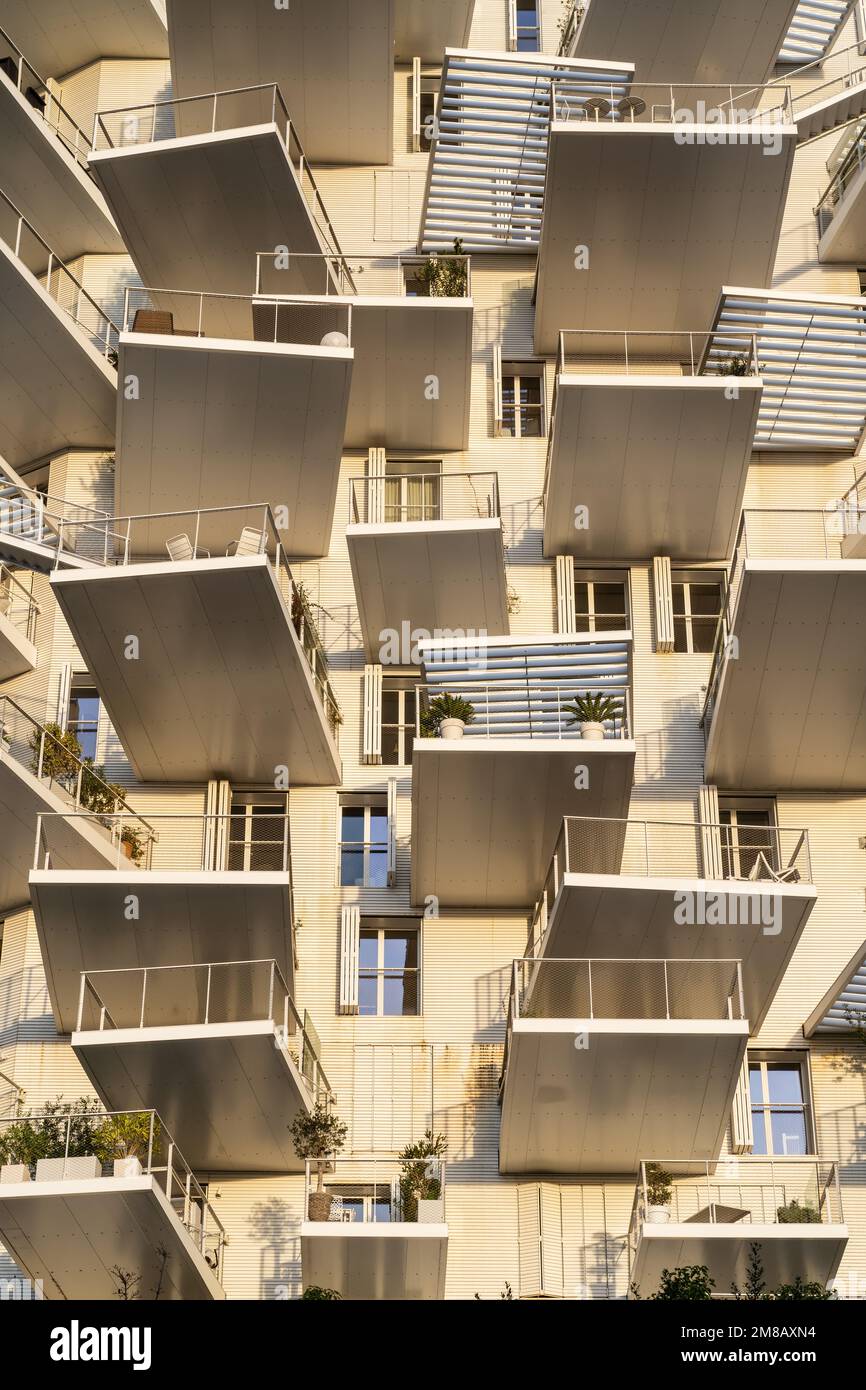 Montpellier, Frankreich - 01 12 2022 : Billige Detailansicht einer modernen, charakteristischen Arbre Blanc oder White Tree Condominium mit futuristischer Architektur Stockfoto