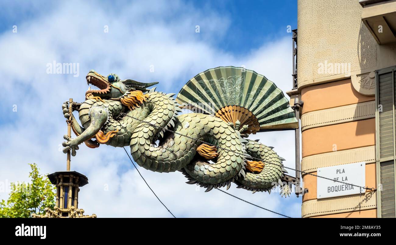 Barcelona, Spanien - 6. Juli 2017: Details der Drachen-Skulptur auf der Fassade des Art déco-Gebäudes Casa Bruno Cuadros in Las Ramblas und Placa De La Boqueria Stockfoto
