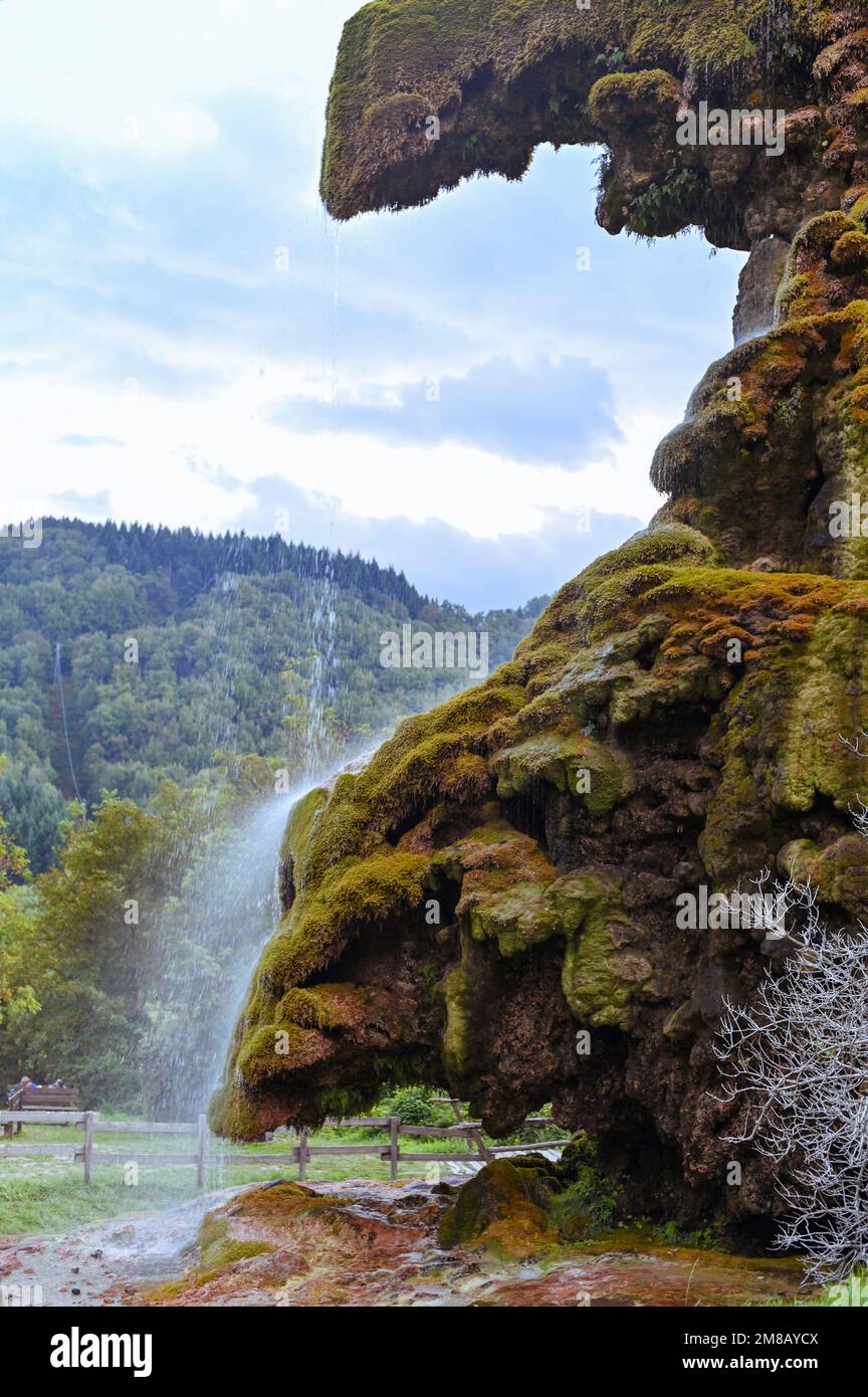 Wasserfall in den Bergen italiens. Herbstlandschaft in norditalien. Hochwertiges Foto Stockfoto