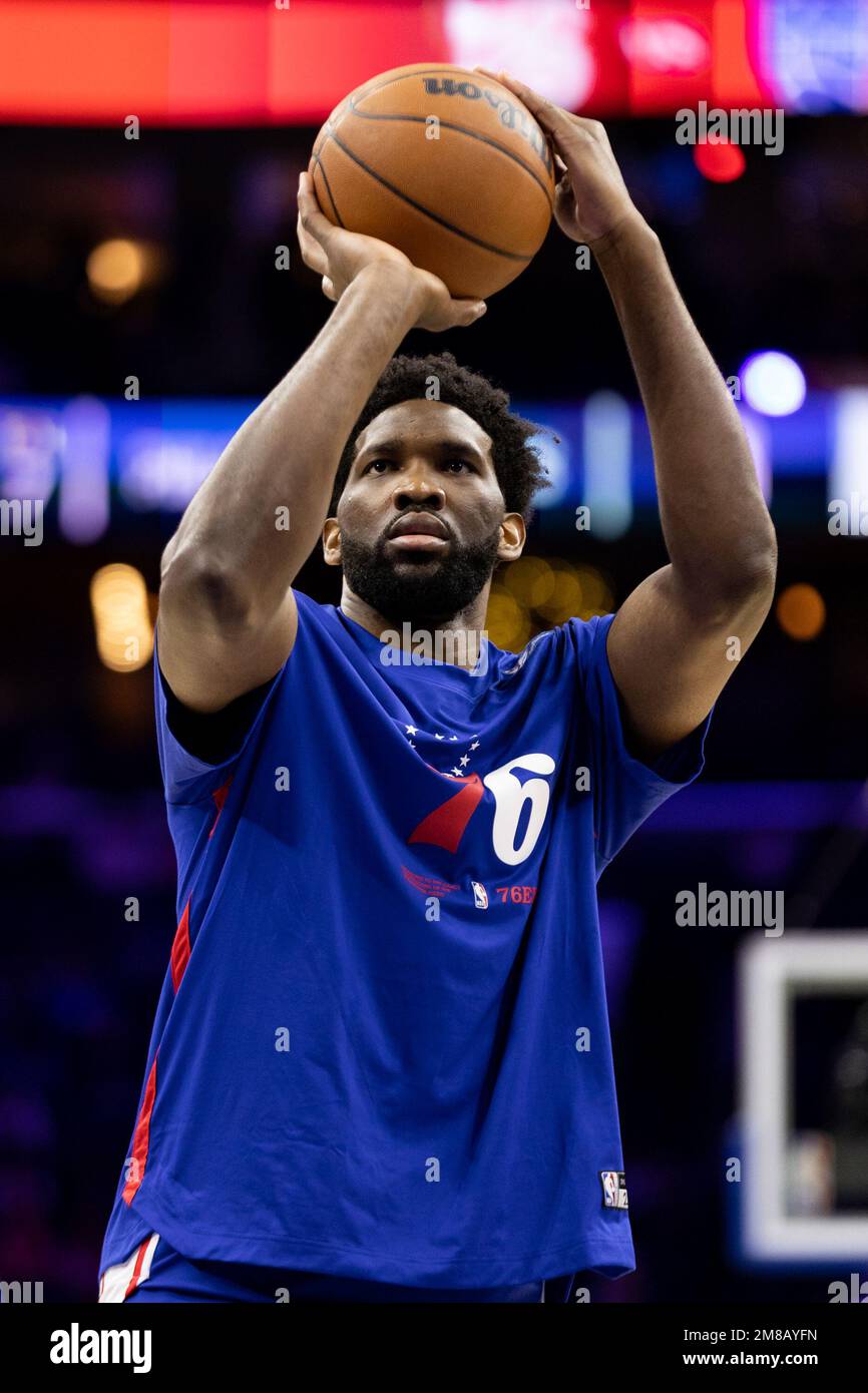 Philadelphia, Vereinigte Staaten Von Amerika. 12. Dezember 2022. Philadelphia, Vereinigte Staaten von Amerika, Dezember 13. 2022 Joel Embiid (21 Philadelphia 76ers) wärmt sich während des Spiels der National Basketball League zwischen Philadelphia 76ers und den Sacramento Kings im Wells Fargo Center in Philadelphia, Vereinigte Staaten, auf. (Colleen Claggett/SPP) Kredit: SPP Sport Press Photo. Alamy Live News Stockfoto