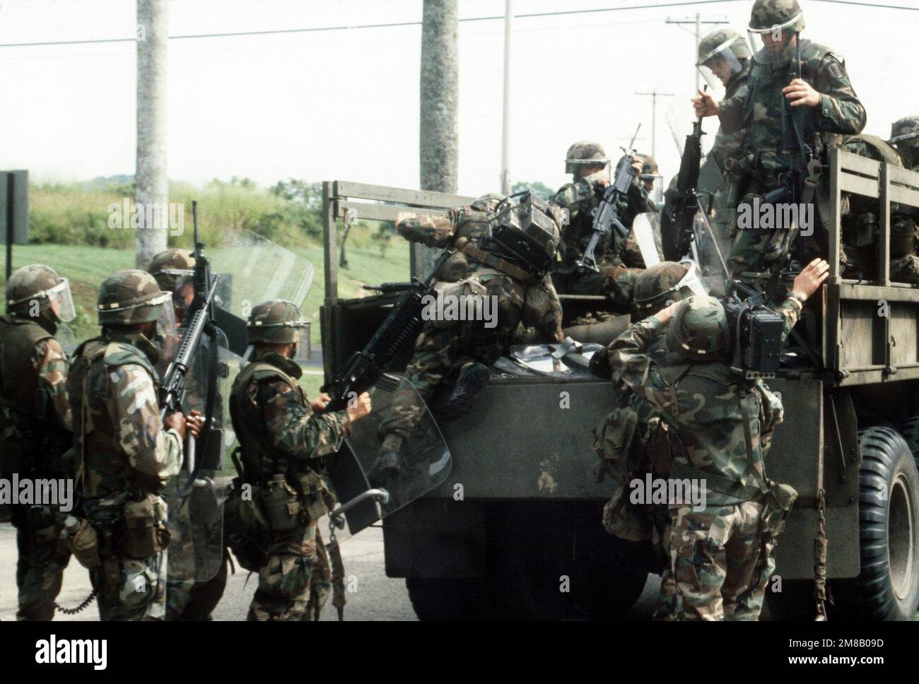 Soldaten von Kompanie B, 5. Bataillon, 87. Infanterie-Regiment, warten auf Transport zu einem Aufstandskontrolltraining. Basis: Fort Clayton Country: Panama (PAN) Stockfoto