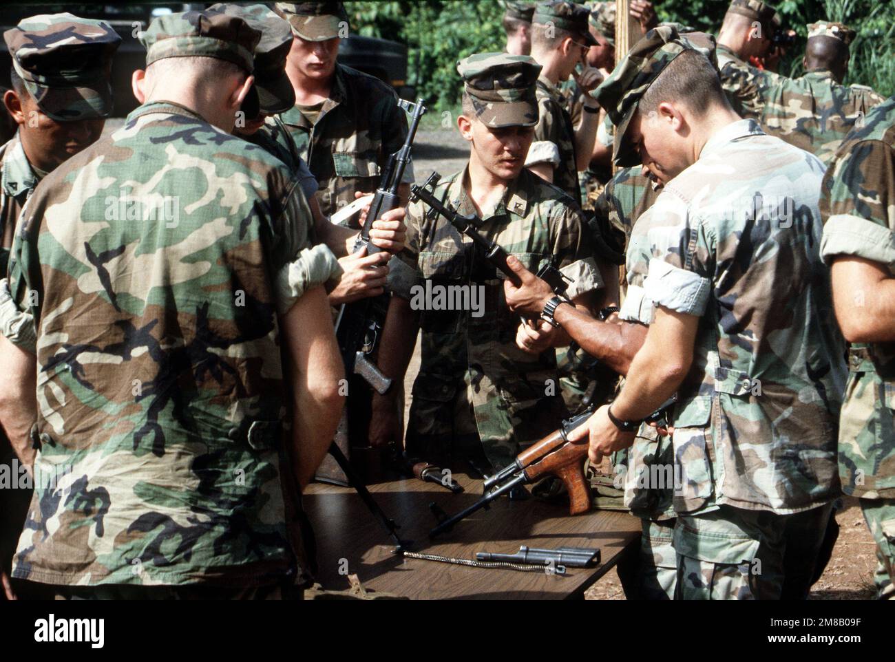 Marines zerlegen und untersuchen mehrere sowjetische AK-47 und AKM Sturmgewehre während eines Einführungskurses. Land: Panama (PAN) Stockfoto