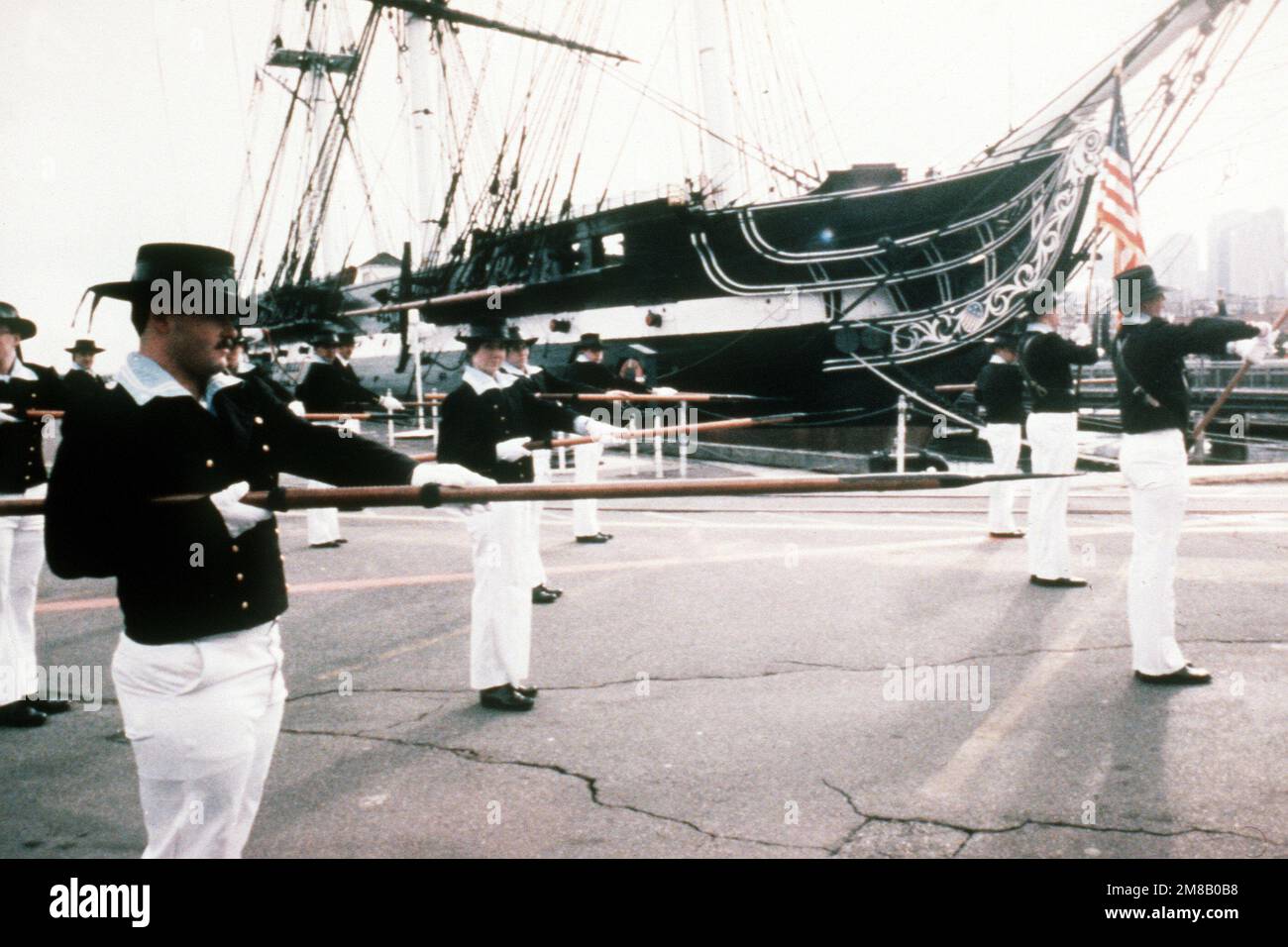 Mitglieder der 44-Pistolen-Segelfregatte USS CONSTITUTION Marscheinheit, der "Pikemen", trainieren für die Eröffnungsparade des designierten Präsidenten George Bush. Basis: Charlestown Navy Yard, Boston Bundesstaat: Massachusetts (MA) Land: Vereinigte Staaten von Amerika (USA) Stockfoto