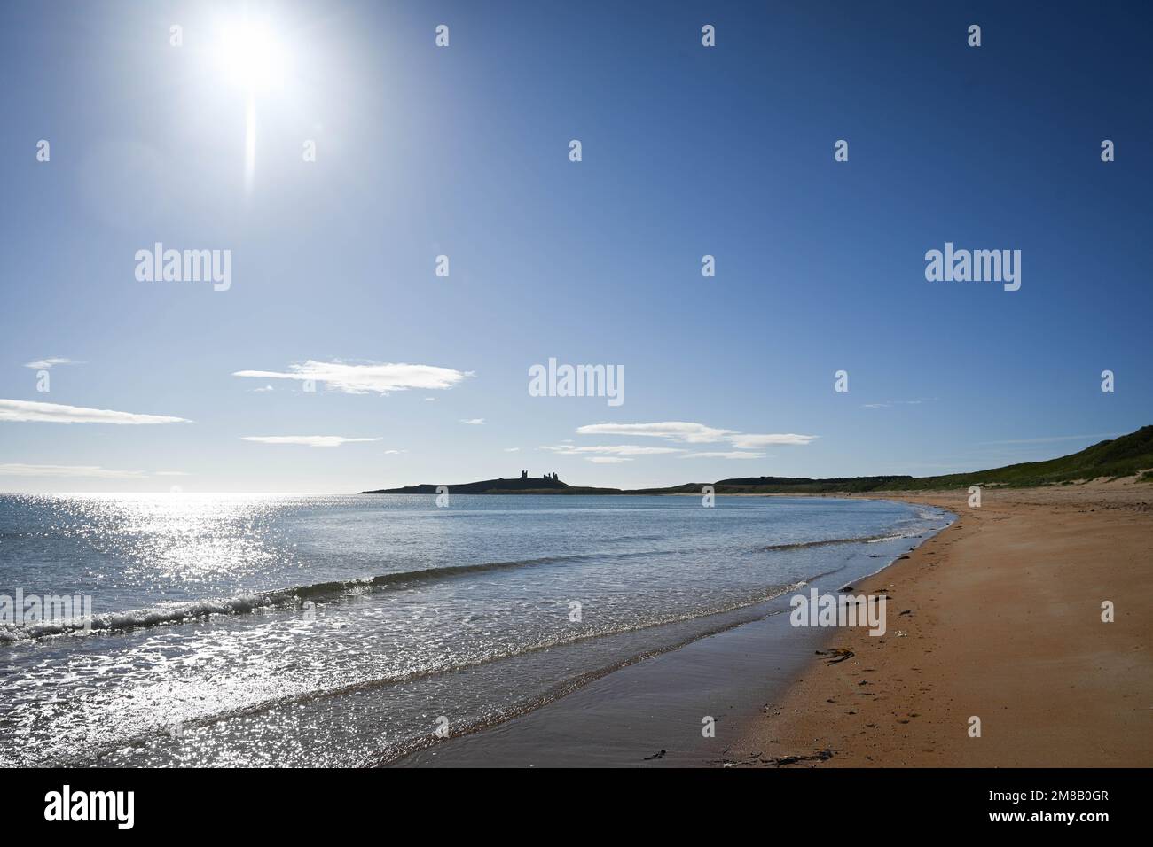 Embleton Beach in Northumberland mit Dunstanburgh Castle in der Ferne Stockfoto