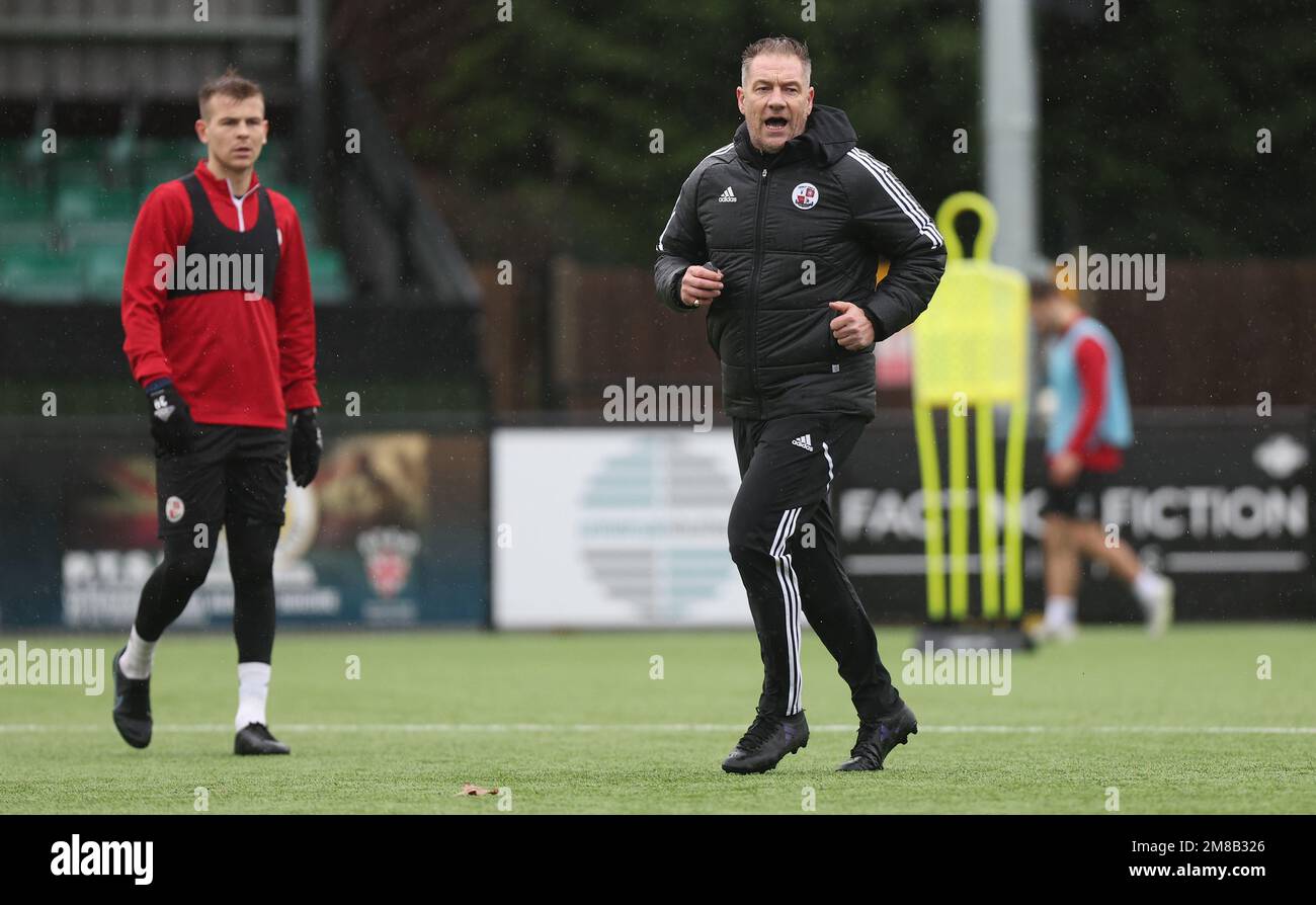 Horsham, Großbritannien. 13. Januar 2023. Scott Lindsey absolviert sein erstes Training als Manager von Crawley Town im Camping World Stadium in Horsham. Kredit: James Boardman/Alamy Live News Stockfoto