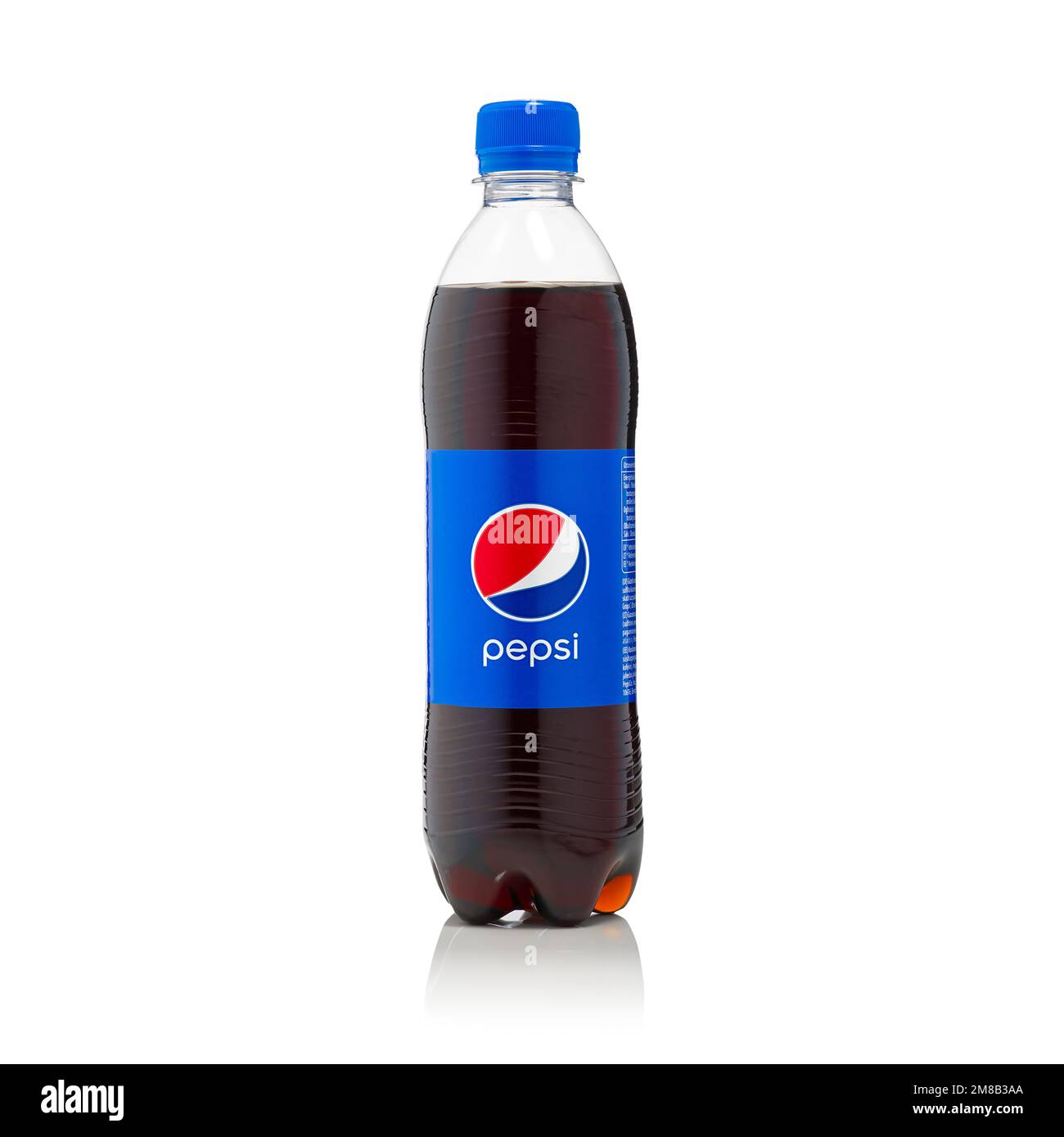 Tallinn, Estland - Januar 2023: Flasche Pepsi Cola, isoliert auf weißem Hintergrund. Stockfoto