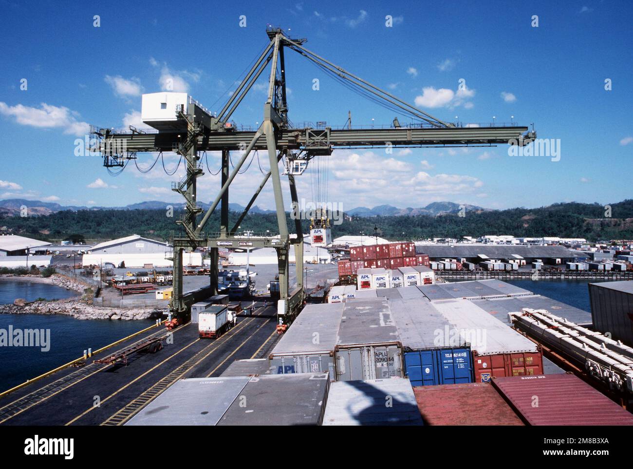 Ein 40-Tonnen-Kran hebt einen Container vom Deck des vom militärischen Sealift-Kommando gecharterten Containerschiffs Präsident Taft. Basis: Naval Supply Depot, Subic Bay Bundesstaat: Luzon Land: Philippinen (PHL) Stockfoto