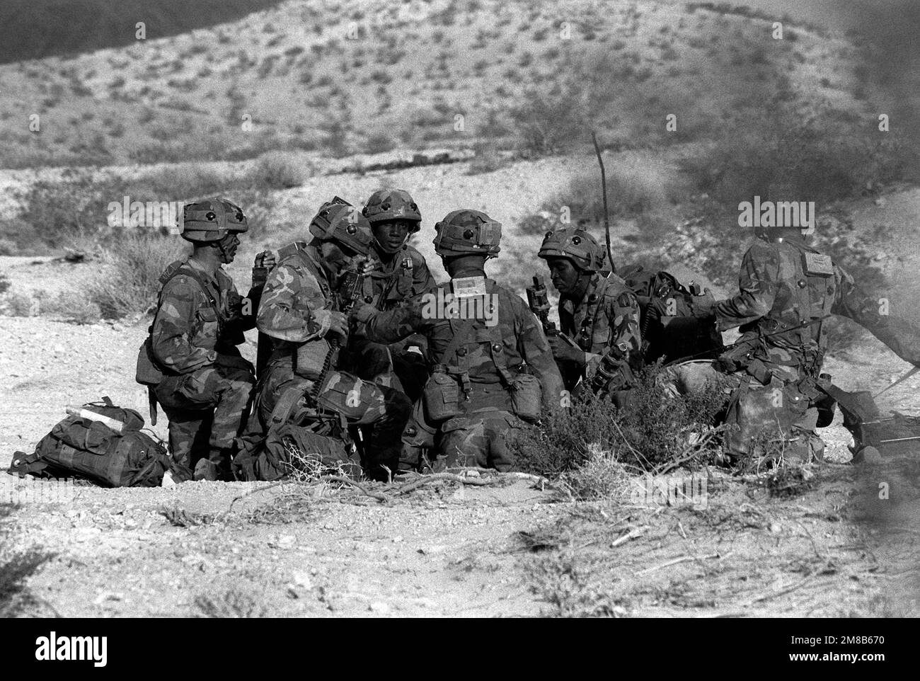 Soldaten von Co A, 1. Milliarden, 64. Infanterie, Angriff auf die Blauen Truppen während einer Übung im National Training Center. Die Soldaten tragen mehrere integrierte Laser-Ausrüstung (MILES). Basis: Fort Irwin Bundesstaat: Kalifornien (CA) Land: Vereinigte Staaten von Amerika (USA) Stockfoto