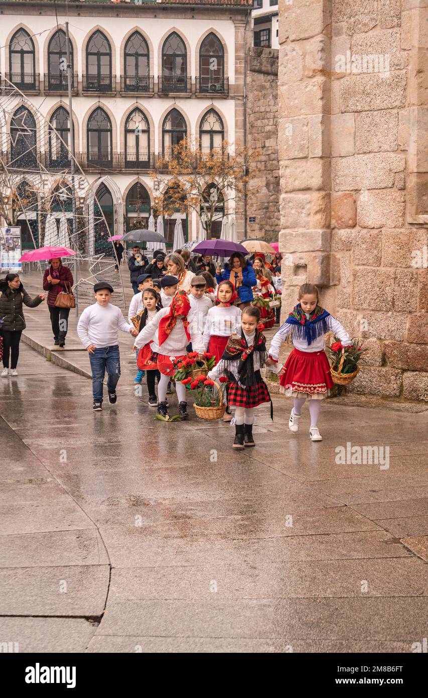 10. Januar 2023 - AMARANTE, PORTUGAL: Kinder in traditioneller Kleidung auf dem Festival Sao Gonsalo Stockfoto