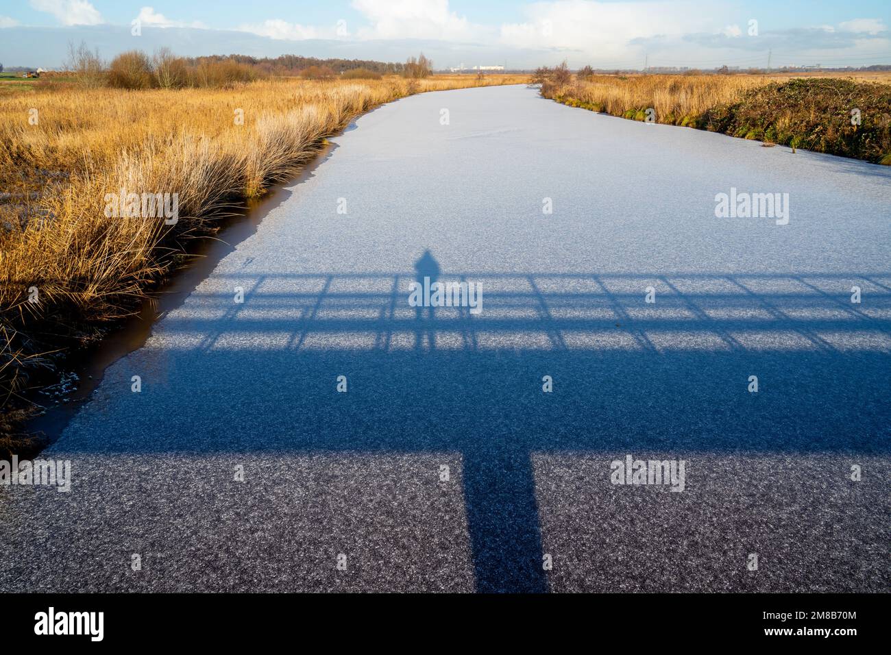 Winterlandschaft mit gefrorenem Kanal in Drenthe, Niederlande Stockfoto