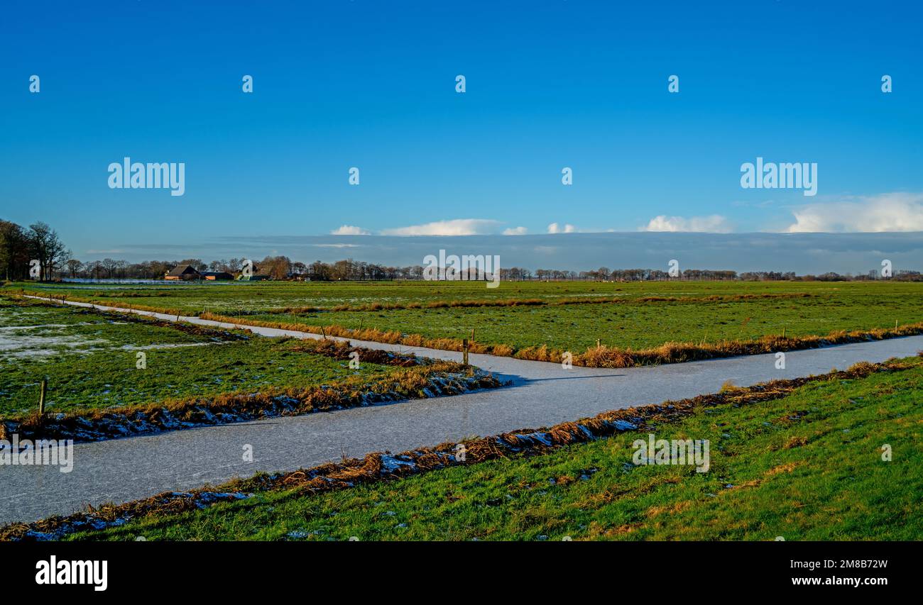 Winterlandschaft mit gefrorenem Kanal in Drenthe, Niederlande Stockfoto