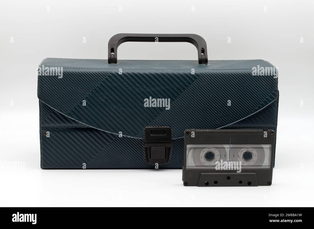 Vintage-Gehäuse für Audiokassetten isoliert auf weißem Hintergrund. Klassisches Technologiekonzept. Stockfoto