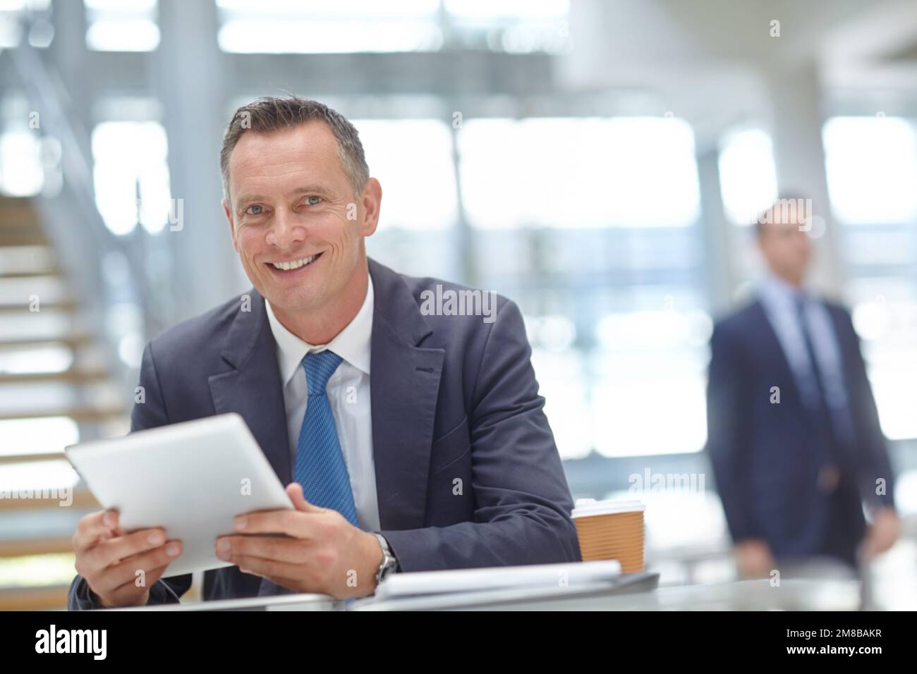 Soziale Netzwerke, Porträts oder Geschäftsleute auf Tablets für Investitionsstrategie, Finanzwachstum oder finanzielle Überprüfung. CEO oder Firmenmanager im Büro Stockfoto