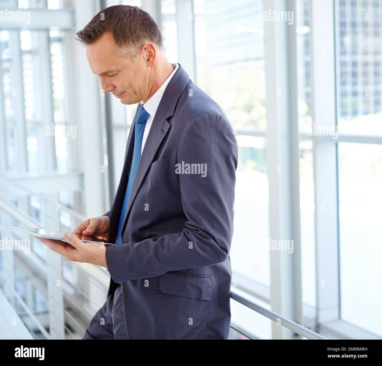 Social Network, Planer oder Geschäftsmann mit Tablet für Investitionsstrategie, Finanzwachstum oder Finanzprüfung. Denkender CEO im Bürogebäude für Stockfoto