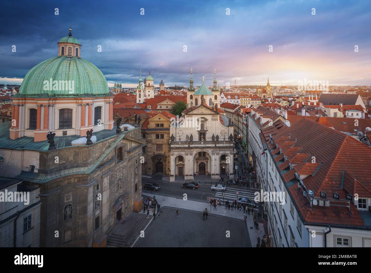 Blick aus der Vogelperspektive auf den Krizovnicke-Platz mit St. Franziskus von Assisi Kirche und St. Salvatorkirche bei Sonnenuntergang - Prag, Tschechische Republik Stockfoto