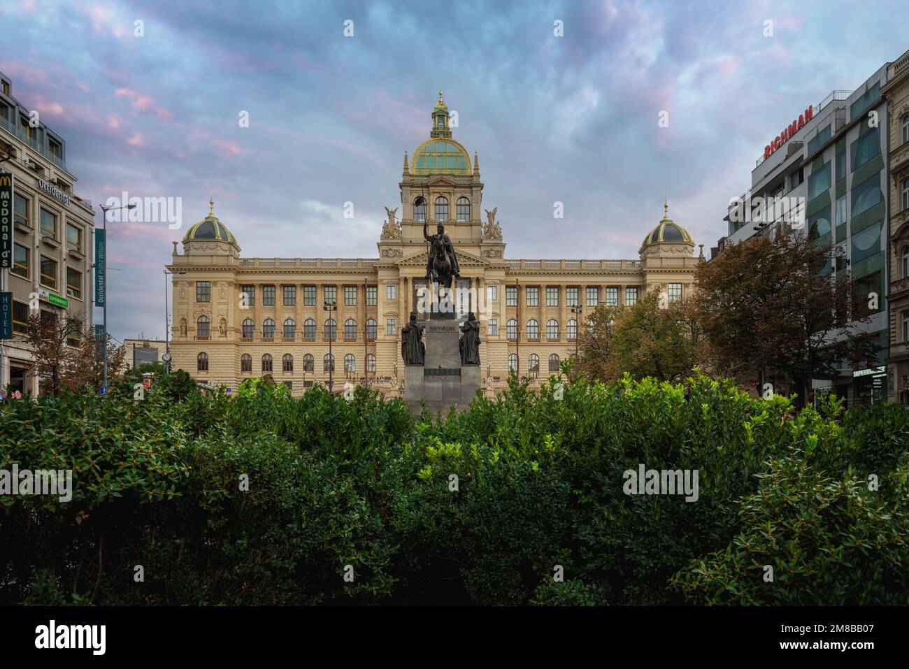 Nationalmuseum und Statue des Heiligen Wenzelsplatzes am Wenzelsplatz - Prag, Tschechische Republik Stockfoto