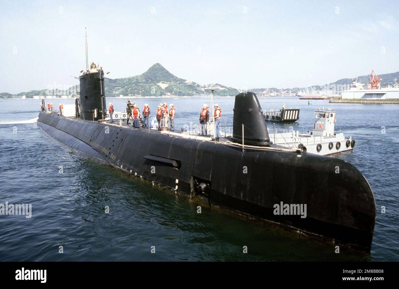 Besatzungsmitglieder stehen auf dem AngriffsUBoot USS DARTER (SS576