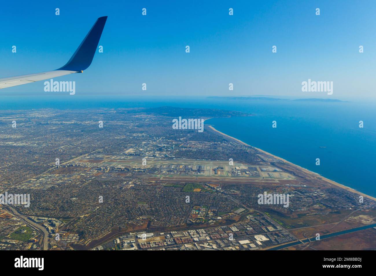 Los Angeles und der Flughafen LAX in Kalifornien, USA, aus der Vogelperspektive von einem kommerziellen Passagierjet aus gesehen. Stockfoto
