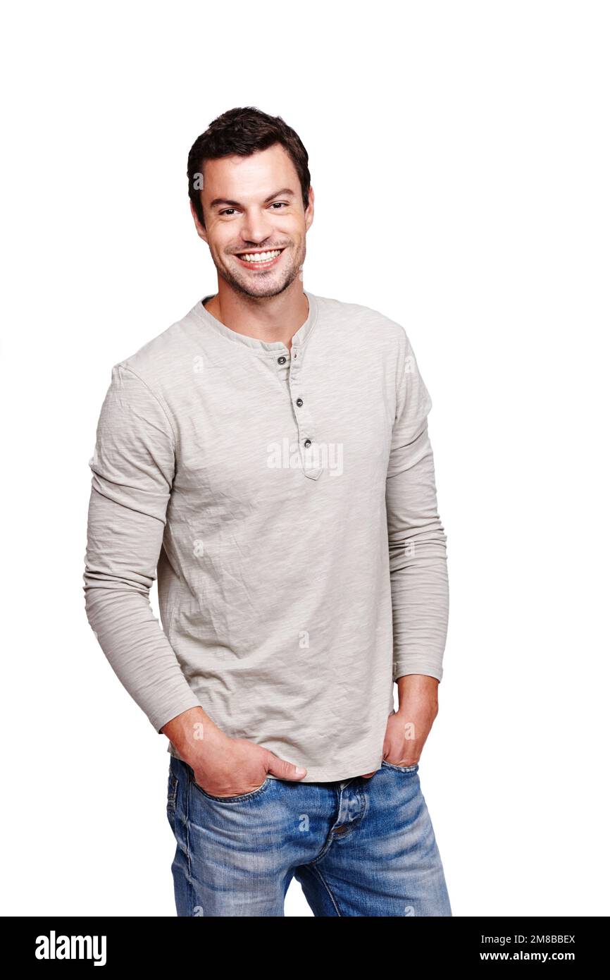Porträt, Mode und Freizeit mit einem männlichen Model im Studio isoliert auf weißem Hintergrund, das glücklich aussieht. Lächeln, cool und modern mit einem gutaussehenden Mann Stockfoto