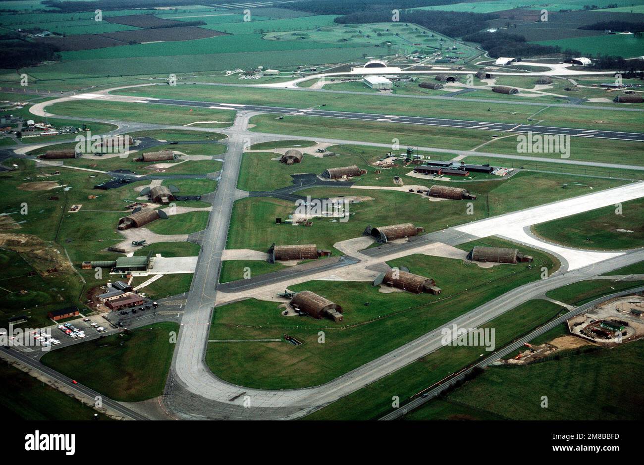 Eine Luftaufnahme eines Teils der Basis, die die Hauptbahn und den Hangarbereich zeigt. Der 10. Taktische Kampfflügel, USA Air Force Europe (USAFE) und TR-1-Flugzeuge des 17. Aufklärungsflügels, Strategic Air Command (SAC), befinden sich in Alconbury. Basis: RAF Alconburg Land: England / Großbritannien (eng) Stockfoto