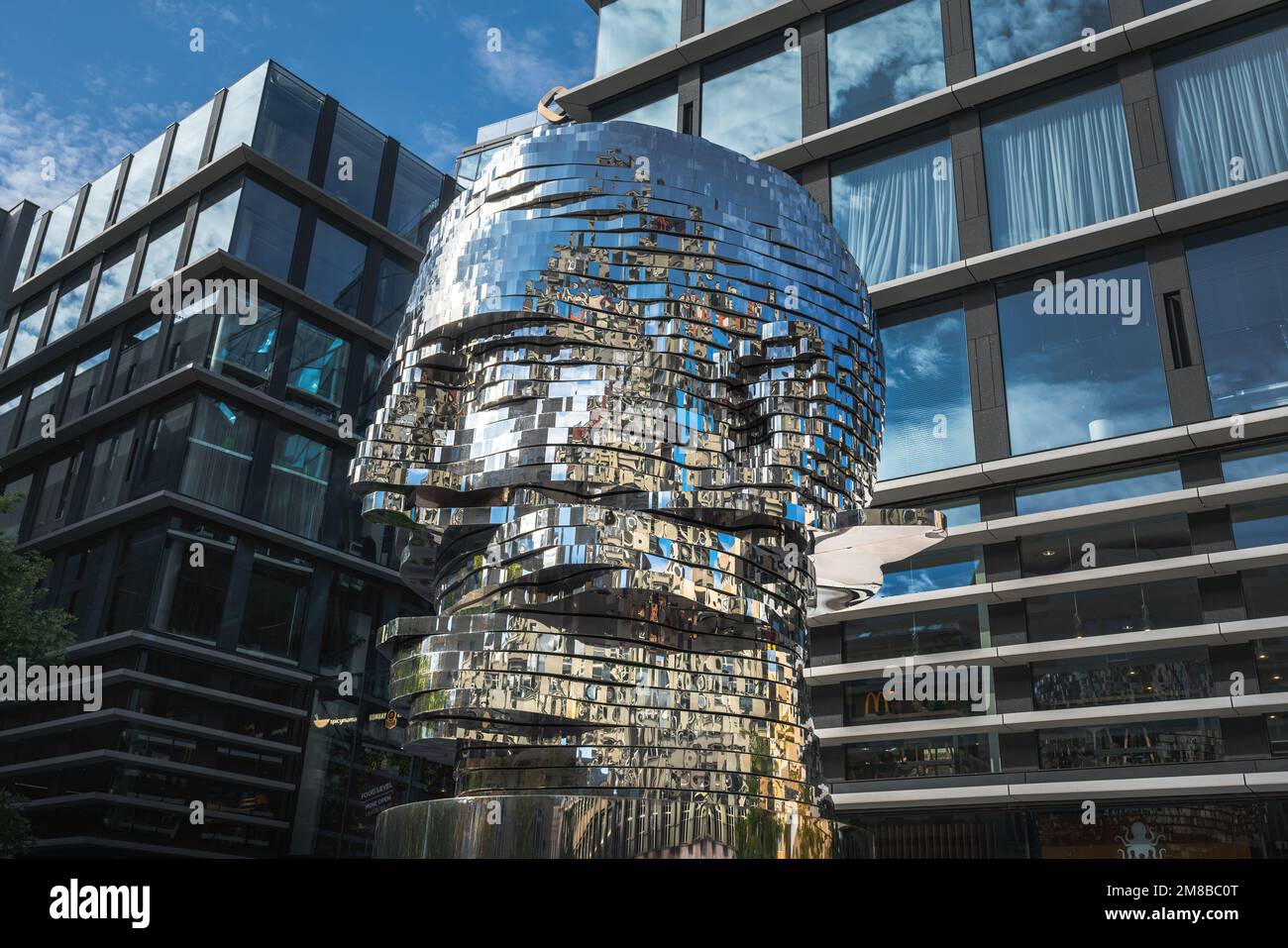 Rotierender Leiter der kinetischen Skulptur Franz Kafka von David Cerny, 2014 - Prag, Tschechische Republik Stockfoto