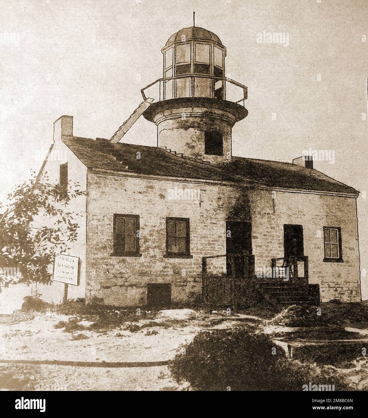 Ein altes Foto aus dem Jahr 1930 vom alten Point Loma Leuchtturm aus dem 19. Jahrhundert am südlichsten Punkt der amerikanischen Küste am Eingang zur San Diego Bay. Es erwies sich unter nebligen Bedingungen als praktisch nutzlos und wurde am 23. März 1891 nach nur wenigen Jahren Betrieb geschlossen. Stockfoto