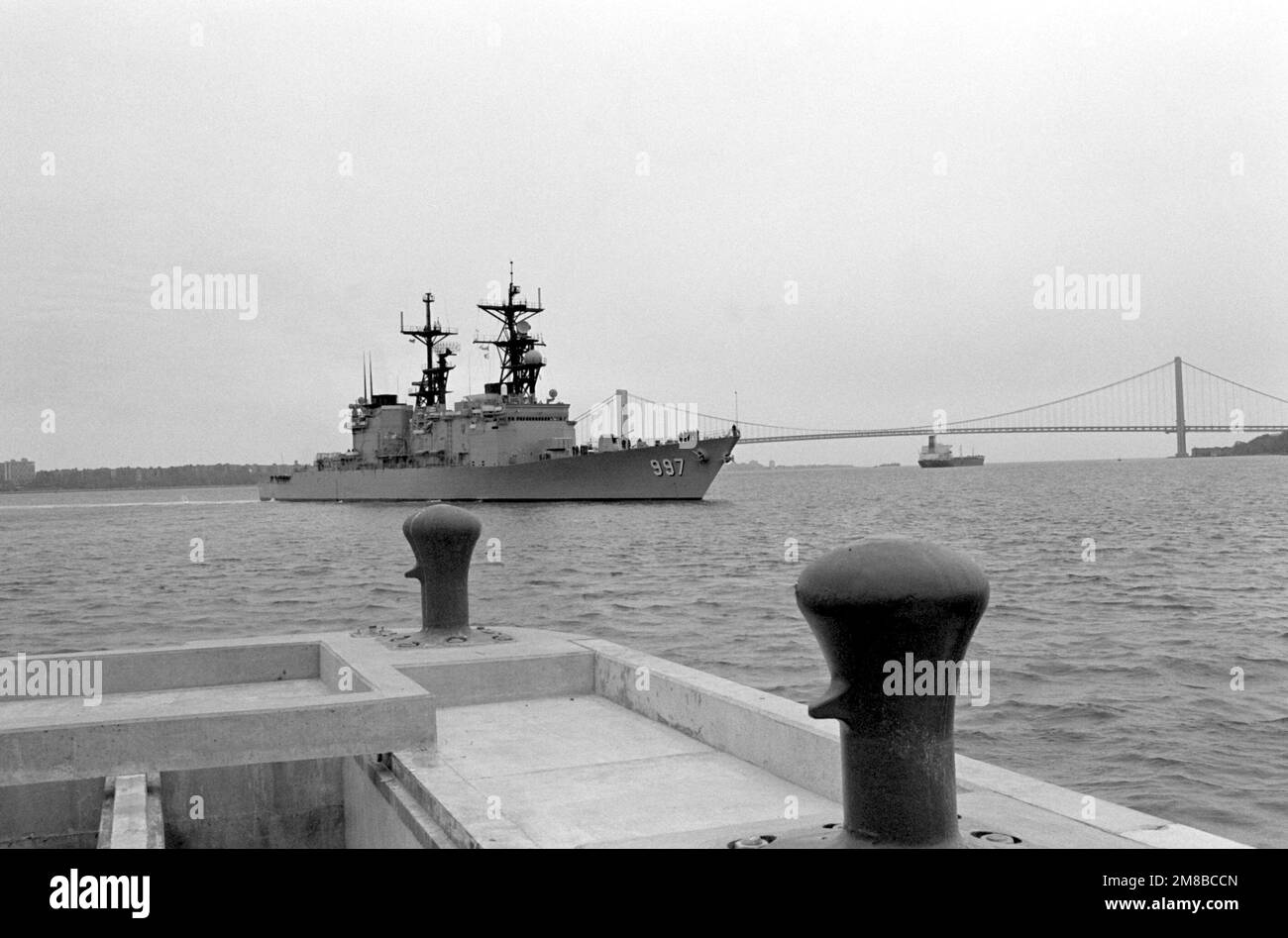 Der Zerstörer USS HAYLER (DD 997) nähert sich dem Marinestützpunkt, um ihn nach der Teilnahme an der Parade der Schiffe zu Beginn der Flottenwoche anzuschließen. Basis: Marinestützpunkt, New York Bundesstaat: New York (NY) Land: Vereinigte Staaten von Amerika (USA) Stockfoto