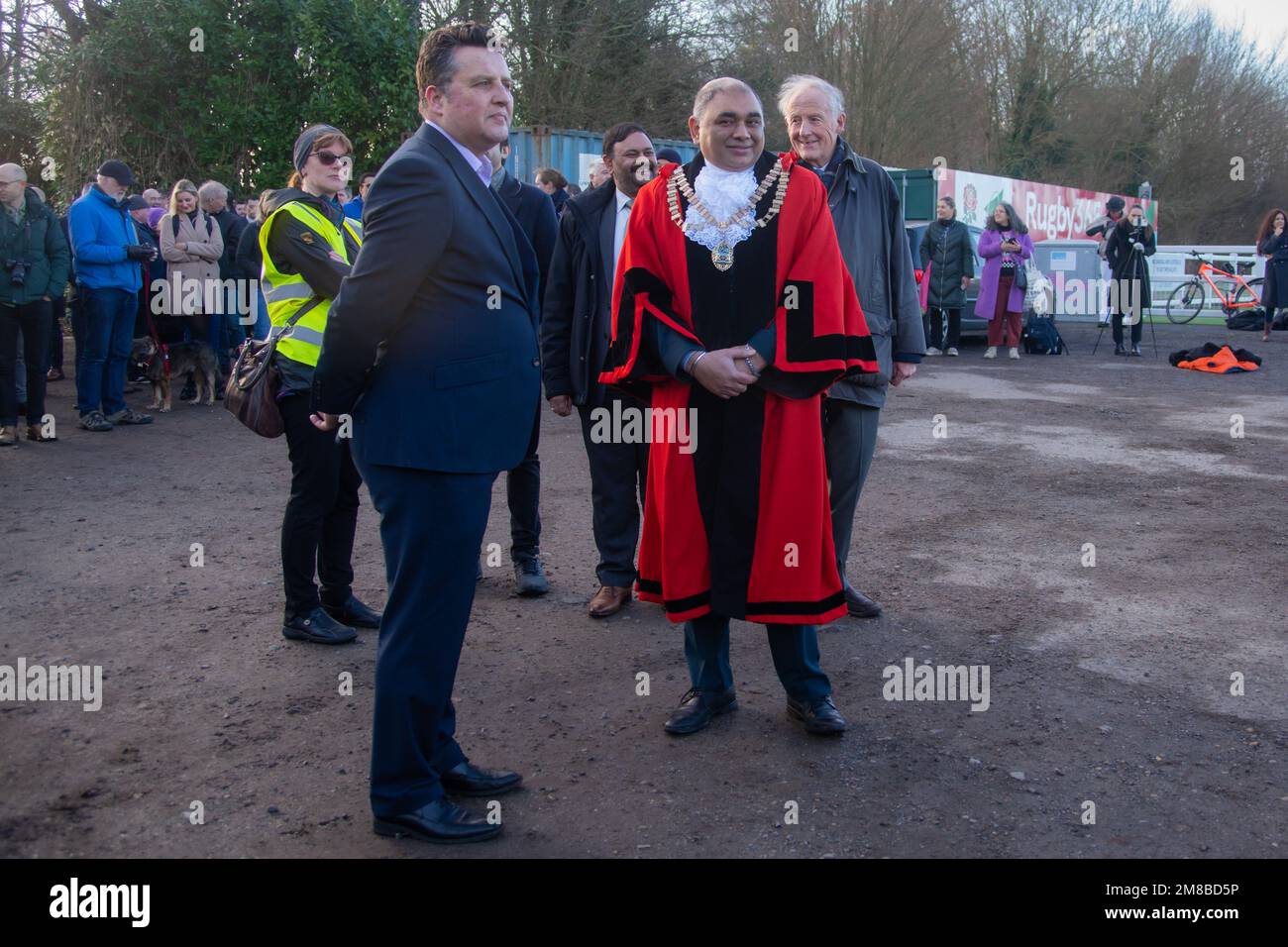 London, Großbritannien. 13. Januar 2023. Die Dukes Meadows Bridge eröffnet Chiswick einen verbesserten Zugang zum Themsenpfad. London, Großbritannien. Hounslows Bürgermeister, Raghwinder Siddhu. Das 4-jährige Projekt von Stadtrat John Todd von Chiswick wird mit dem Durchschneiden des Bandes durch Hounslow, Bürgermeister Raghwinder Siddhu, verwirklicht. Die Stahlpfanne der Chiswick School und der Theaterkurs waren voller Energie. Toast the Dog war der erste Hund, der die Brücke unter der Barnes Bridge benutzte. Kredit: Peter Hogan/Alamy Live News Stockfoto