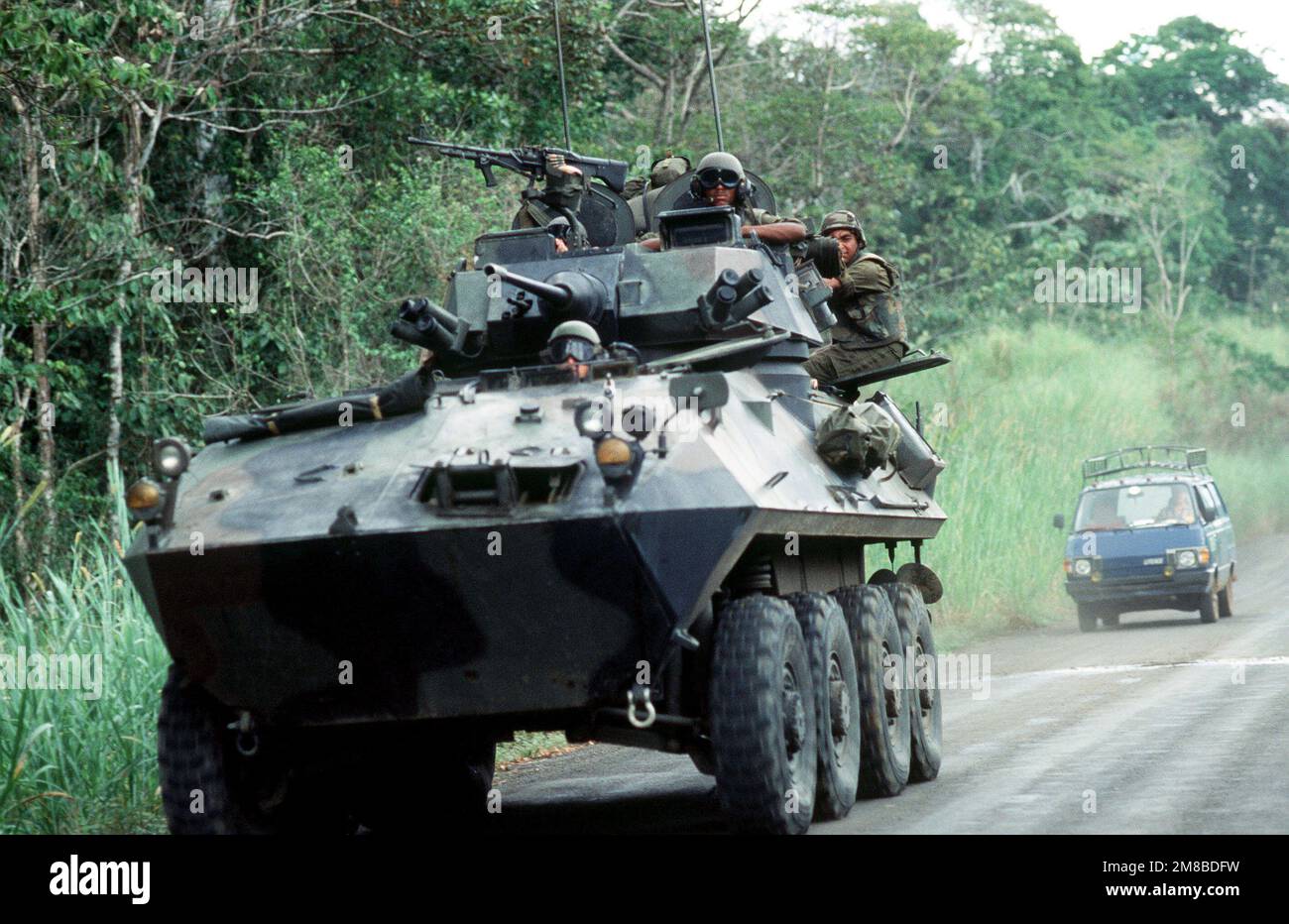 Ein leichtes gepanzertes LAV-25-Fahrzeug patrouilliert eine Straße entlang des Kanals. Basis: Panamakanal: Panama (PAN) Stockfoto