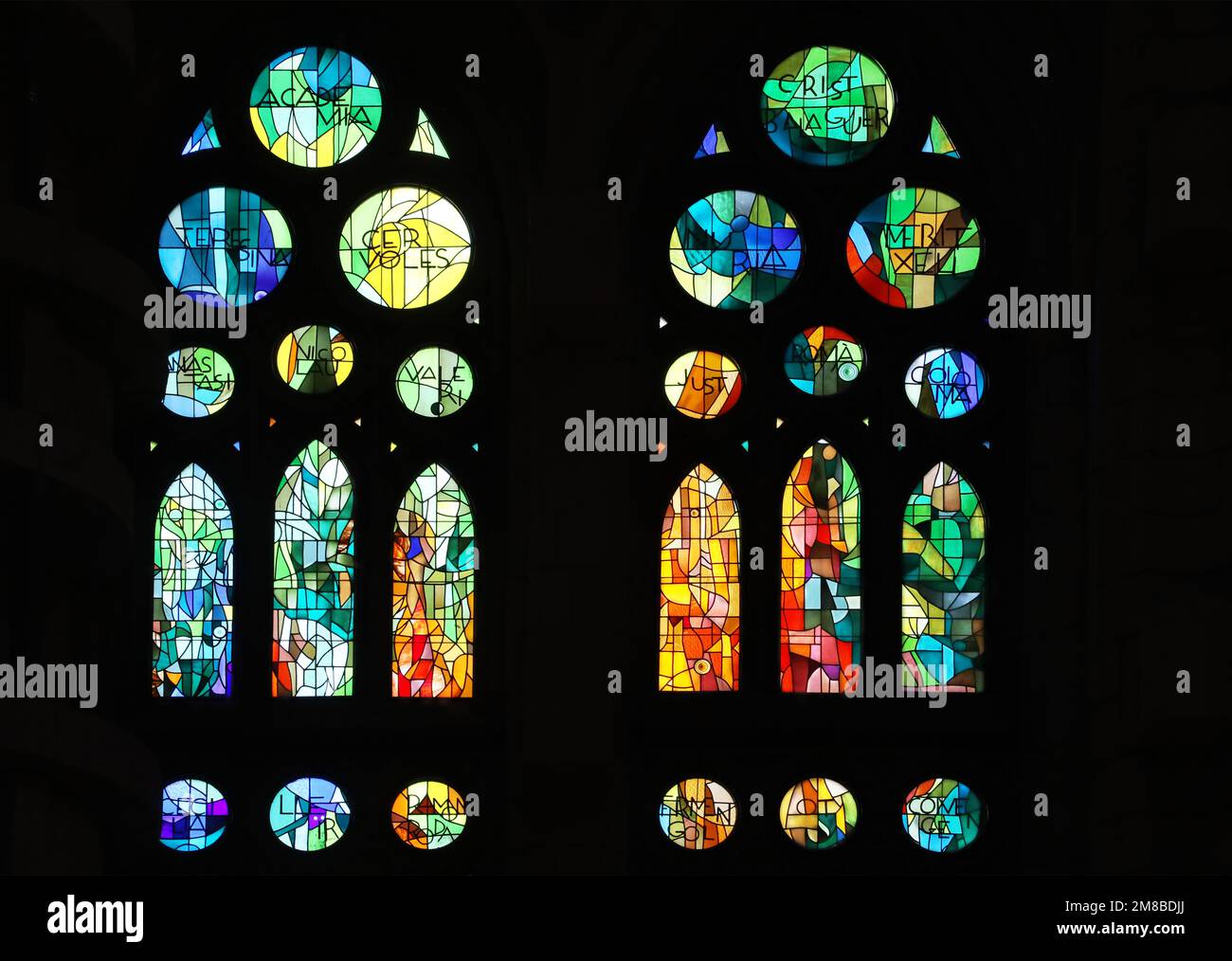 Farbenfrohe Fenster in der Kathedrale Sagrada Familia von Gaudis, Barcelona Stockfoto