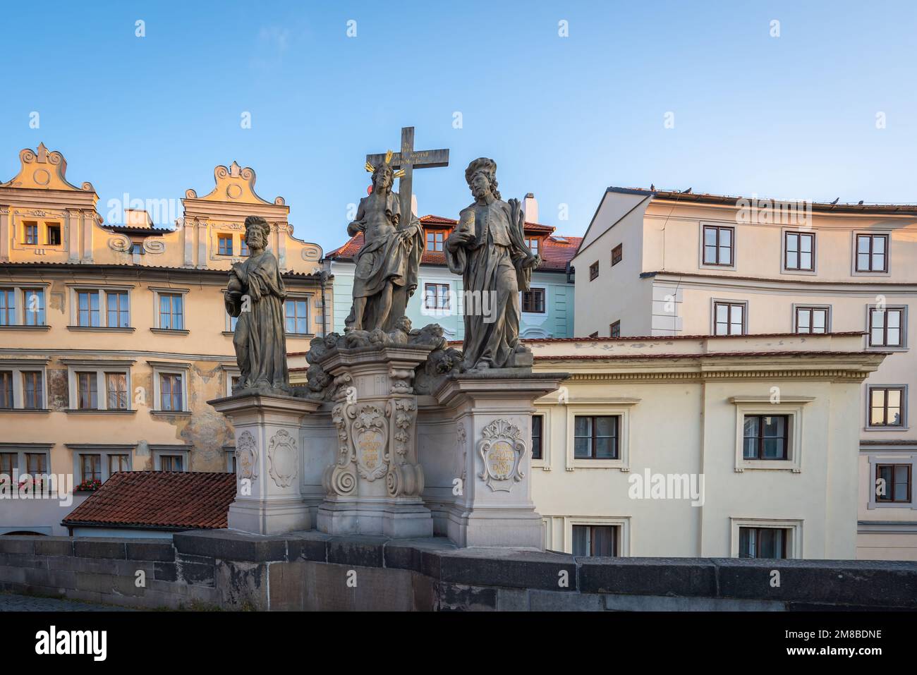 Statue des Heiligen Erlösers mit Cosmas und Damian auf der Karlsbrücke - Prag, Tschechische Republik Stockfoto