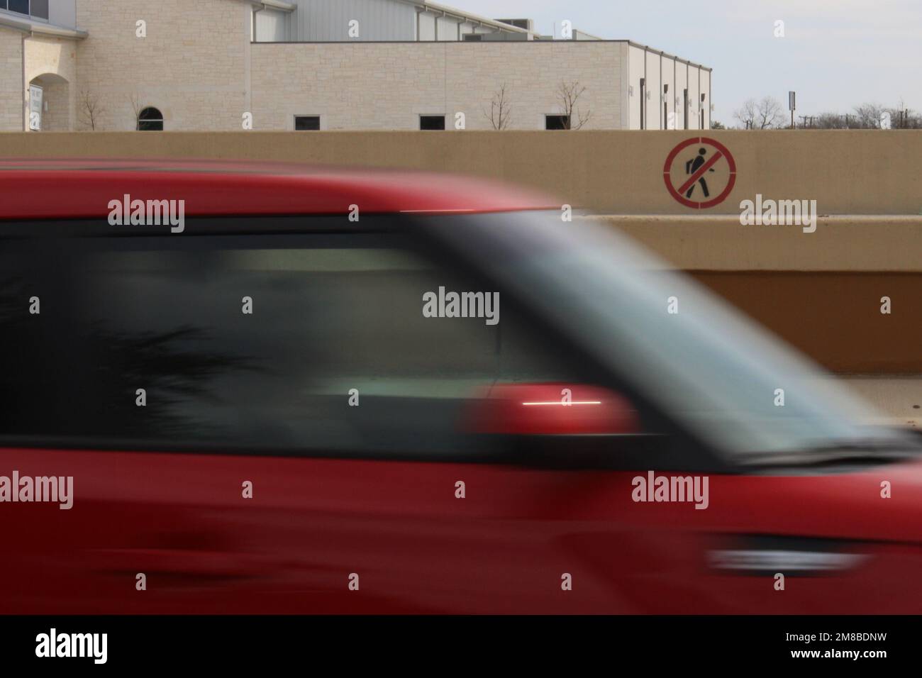 San Antonio, USA. 12. Januar 2023. Ein Fußgängerschutzschild auf einer Betonsperrung am Interstate Highway Loop 410 in San Antonio, Texas, USA, am 12. Januar 2023. Laut der Governors Highway Safety Association haben die Fußgängerunfälle in den USA ihren höchsten Stand seit 40 Jahren erreicht. (Foto: Carlos Kosienski/Sipa USA) Guthaben: SIPA USA/Alamy Live News Stockfoto
