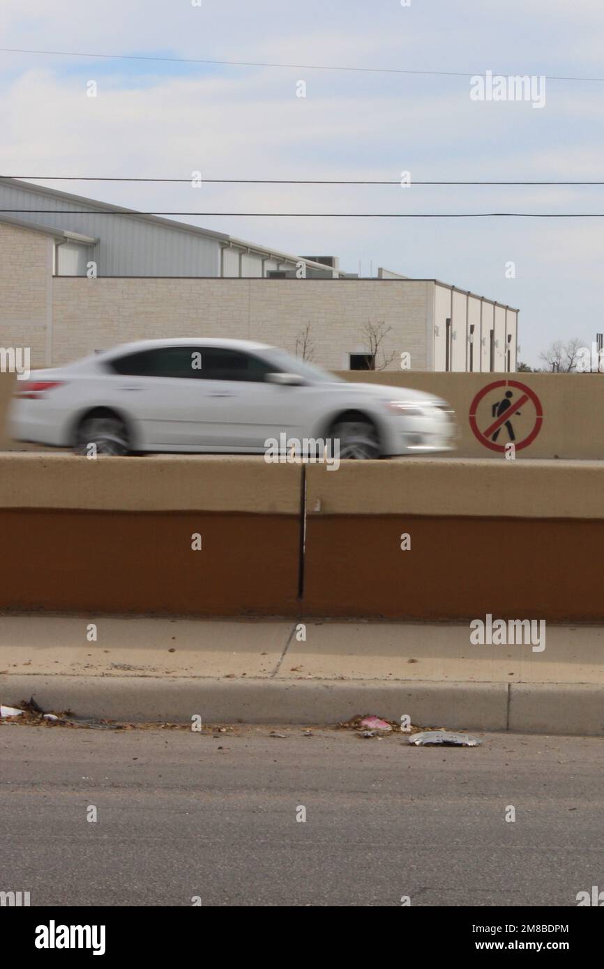 San Antonio, USA. 12. Januar 2023. Ein Fußgängerschutzschild auf einer Betonsperrung am Interstate Highway Loop 410 in San Antonio, Texas, USA, am 12. Januar 2023. Laut der Governors Highway Safety Association haben die Fußgängerunfälle in den USA ihren höchsten Stand seit 40 Jahren erreicht. (Foto: Carlos Kosienski/Sipa USA) Guthaben: SIPA USA/Alamy Live News Stockfoto