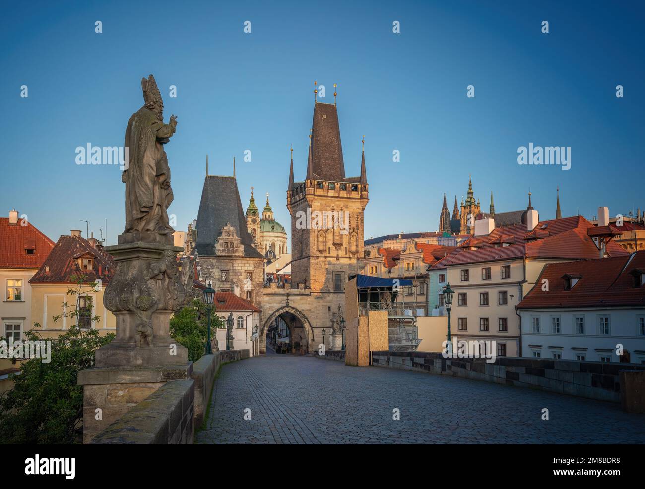 Karlsbrücke und Kleinstadt-Brückenturm - Prag, Tschechische Republik Stockfoto